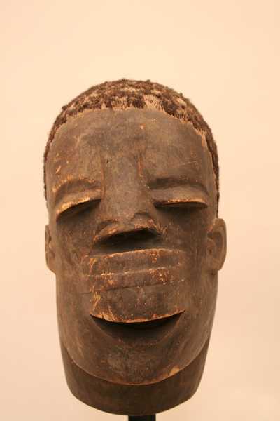 Makondé(masque), d`afrique : Tansanie-Mosambique, statuette Makondé(masque), masque ancien africain Makondé(masque), art du Tansanie-Mosambique - Art Africain, collection privées Belgique. Statue africaine de la tribu des Makondé(masque), provenant du Tansanie-Mosambique, 1203/4451-4452.Deux masques féminins ancestraux.Comme chez les Tiv ,ils ont souvent des cheveux humains implantés en guise de coiffure=(le 1èr.H.27cm.)et de barbe=(le 2eme. H.25cm.).Les makondé croient en un monde d
