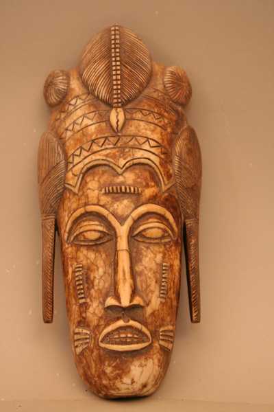 Iv.  Bénin (masque brun), d`afrique : Nigéria., statuette Iv.  Bénin (masque brun), masque ancien africain Iv.  Bénin (masque brun), art du Nigéria. - Art Africain, collection privées Belgique. Statue africaine de la tribu des Iv.  Bénin (masque brun), provenant du Nigéria., 1255/4609.Très joli masque royal en ivoire
H24cm.x10,5cm.Il a les insignes royaux audessus de la tête,et une chevelure élaborée.19eme sc.
(Simon Duchastel). art,culture,masque,statue,statuette,pot,ivoire,exposition,expo,masque original,masques,statues,statuettes,pots,expositions,expo,masques originaux,collectionneur d`art,art africain,culture africaine,masque africain,statue africaine,statuette africaine,pot africain,ivoire africain,exposition africain,expo africain,masque origina africainl,masques africains,statues africaines,statuettes africaines,pots africains,expositions africaines,expo africaines,masques originaux  africains,collectionneur d`art africain