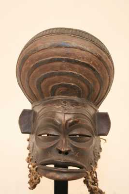 tchokwe (masque), d`afrique : Rép.dém. du Congo-Angola., statuette tchokwe (masque), masque ancien africain tchokwe (masque), art du Rép.dém. du Congo-Angola. - Art Africain, collection privées Belgique. Statue africaine de la tribu des tchokwe (masque), provenant du Rép.dém. du Congo-Angola., 1334/5257.Masque Tchokwe.H.26cm.Tête avec la coiffe de chef.Des scarifications sur le front et dans le visage 1ère moitié du 20eme sc.bois à patine foncée,fibres(Minga)

Tchokwe masker 26cm.H.bekleed met de haartooi van een chef.Hij heeft scarificaties in het aangezicht,spleetogen en brede mond.1stze helft 20ste eeuw.. art,culture,masque,statue,statuette,pot,ivoire,exposition,expo,masque original,masques,statues,statuettes,pots,expositions,expo,masques originaux,collectionneur d`art,art africain,culture africaine,masque africain,statue africaine,statuette africaine,pot africain,ivoire africain,exposition africain,expo africain,masque origina africainl,masques africains,statues africaines,statuettes africaines,pots africains,expositions africaines,expo africaines,masques originaux  africains,collectionneur d`art africain