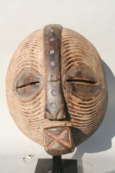 Luba(masque), d`afrique : rep.dem.Congo, statuette Luba(masque), masque ancien africain Luba(masque), art du rep.dem.Congo - Art Africain, collection privées Belgique. Statue africaine de la tribu des Luba(masque), provenant du rep.dem.Congo, 1436/1161.Masque Kifwebe strié presque rond  (33x29cm.)Luba,apparentés aux Songé.ils ont le même ancêtre KONGOLO.Ces masques dansaient souvent en couple et participent à des rites Lunaires.La sculpture est incisé de lignes courbes parallèles.Ces masques se produisaient dans une région riche en zèbres,qui ont certainement influencé la création des stries.Milieu du 20eme sc.(Verwilghen)

Luba masker Kifwebe bijna rond 33cm.x29cm., verwant met de Songe familie,zij hebben dezelfde voorouder Kongolo.Deze maskers dansten veelal met twee(koppel),met de maan verering.Ze zijn bewerkt met gebogen evenweidige lijnen,waarschijnlijk onder de invloed van de zebras die men in die streek vind.midden 20ste eeuw. . art,culture,masque,statue,statuette,pot,ivoire,exposition,expo,masque original,masques,statues,statuettes,pots,expositions,expo,masques originaux,collectionneur d`art,art africain,culture africaine,masque africain,statue africaine,statuette africaine,pot africain,ivoire africain,exposition africain,expo africain,masque origina africainl,masques africains,statues africaines,statuettes africaines,pots africains,expositions africaines,expo africaines,masques originaux  africains,collectionneur d`art africain