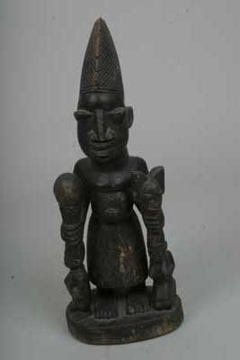 Youruba(statue), d`afrique : Nigéria, statuette Youruba(statue), masque ancien africain Youruba(statue), art du Nigéria - Art Africain, collection privées Belgique. Statue africaine de la tribu des Youruba(statue), provenant du Nigéria, 148/701.Statue Youruba.Personnage debout,portant un pagne, avec à sa gauche une femme agenouillée,sur laquelle il pose sa main en tenant dans sa main,la tête de la créature céleste ora orum,qui est capable d
