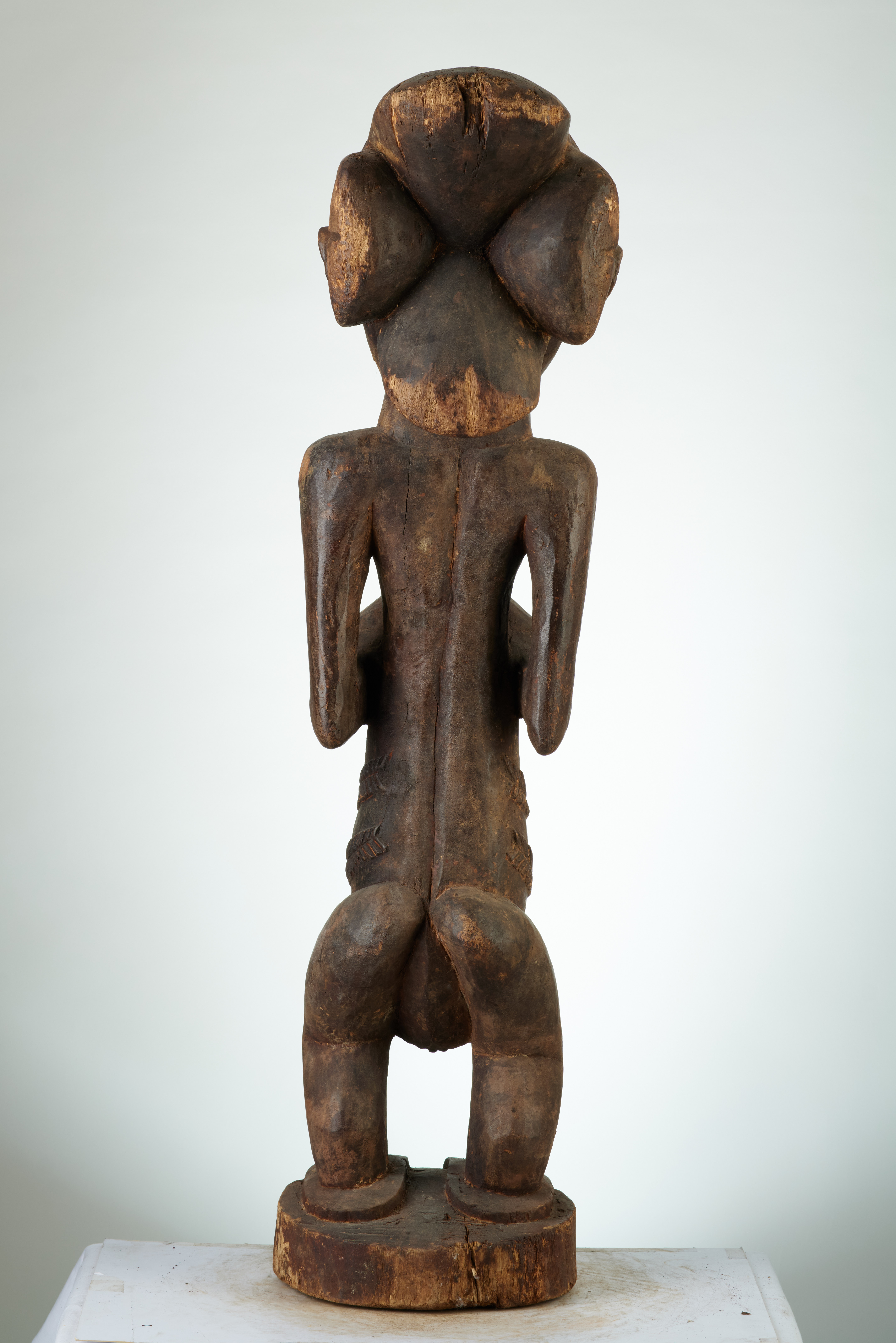 Hemba (Buli), d`afrique : RÃ©p.dÃ©moncratique du Congo., statuette Hemba (Buli), masque ancien africain Hemba (Buli), art du RÃ©p.dÃ©moncratique du Congo. - Art Africain, collection privÃ©es Belgique. Statue africaine de la tribu des Hemba (Buli), provenant du RÃ©p.dÃ©moncratique du Congo., 1485/1278 TrÃ¨s belle statue Hemba de style Buli h.85cm. village Katutu le long de la riviÃ¨re rÃ©gion de Kabalo.Le chef est/Ngoy Mwilambwe. Elle reprÃ©sente une femme debout les deux mains sur la poitrine,sa coiffure est quadri lobÃ©e en forme en croix.dÃ©but du 20eme sc.l