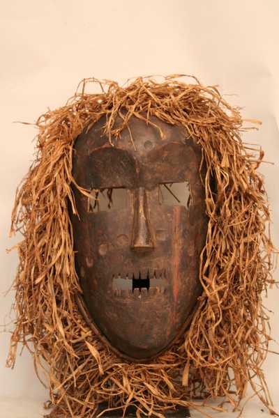 Kumu (masque), d`afrique : Rép.démoncratique du Congo., statuette Kumu (masque), masque ancien africain Kumu (masque), art du Rép.démoncratique du Congo. - Art Africain, collection privées Belgique. Statue africaine de la tribu des Kumu (masque), provenant du Rép.démoncratique du Congo., 1510/1389. trois masques Kumu-Nsembu male ou femelle.Il joue un rôle important chez les Kumu et sont utilisés par la société de sorciers NKUNDU,qui appelaient les ancêtres dans le but de contrôler la société.le noir h.37cm.;le blanc h.26cm.,le tâcheté h.28cm.
1ère moitié et milieu du 20eme sc.(Minga)

Drie KUMU-Nsembu maskers,die gebruikt waren door het Nkundu gezelschap,die de voorouders aanriepen om de maatschappij te controleren.De grote zwarte masker is 37cm.h.;de witte 26cm.h.;de getatoueerde zwart-rood 28cm.h.;1ste helft van de 20ste eeuw.. art,culture,masque,statue,statuette,pot,ivoire,exposition,expo,masque original,masques,statues,statuettes,pots,expositions,expo,masques originaux,collectionneur d`art,art africain,culture africaine,masque africain,statue africaine,statuette africaine,pot africain,ivoire africain,exposition africain,expo africain,masque origina africainl,masques africains,statues africaines,statuettes africaines,pots africains,expositions africaines,expo africaines,masques originaux  africains,collectionneur d`art africain