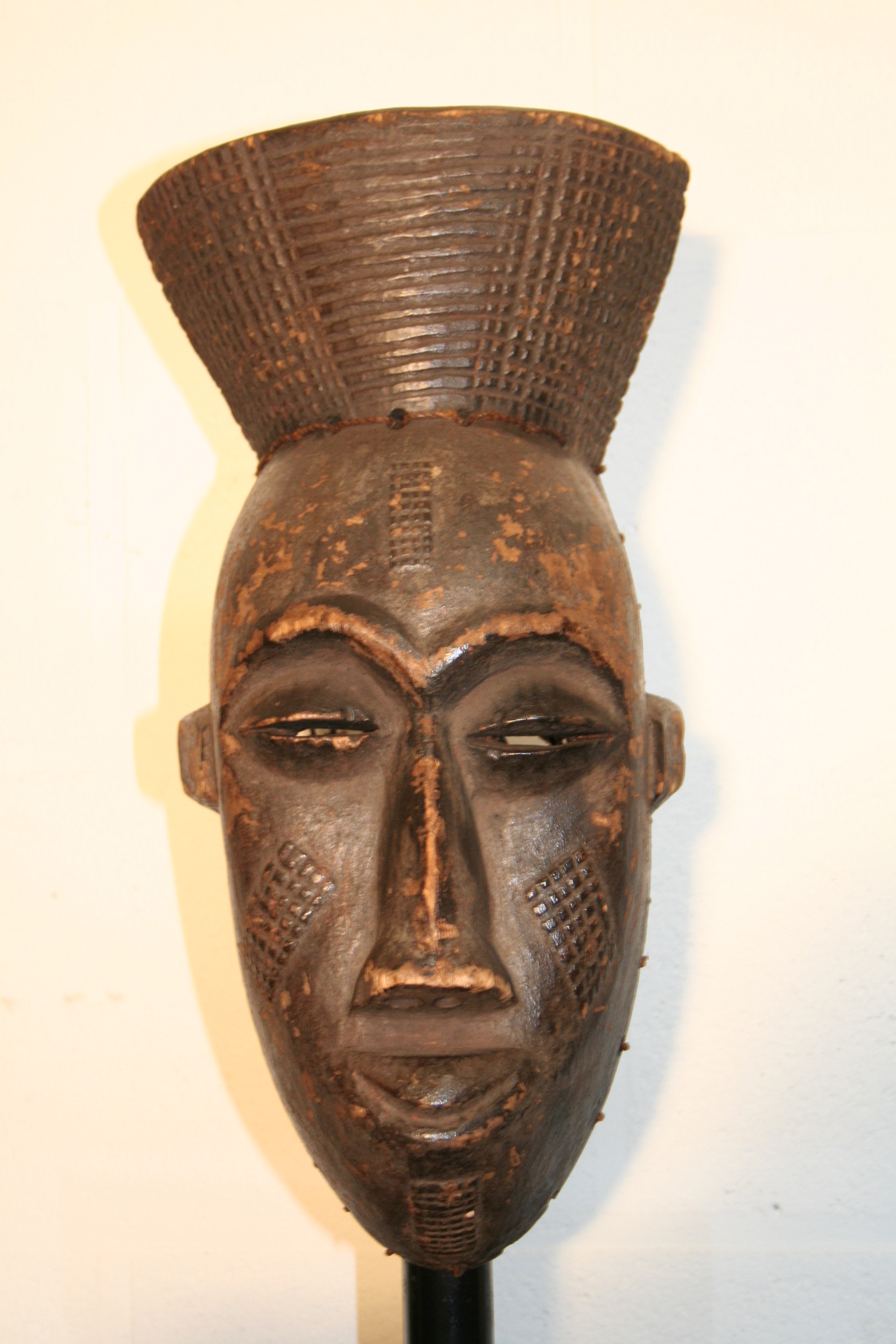 tchokwe(masque), d`afrique : R.d. du Congo, statuette tchokwe(masque), masque ancien africain tchokwe(masque), art du R.d. du Congo - Art Africain, collection privées Belgique. Statue africaine de la tribu des tchokwe(masque), provenant du R.d. du Congo, 1634:Masque tchokwe,la tête surmontée d