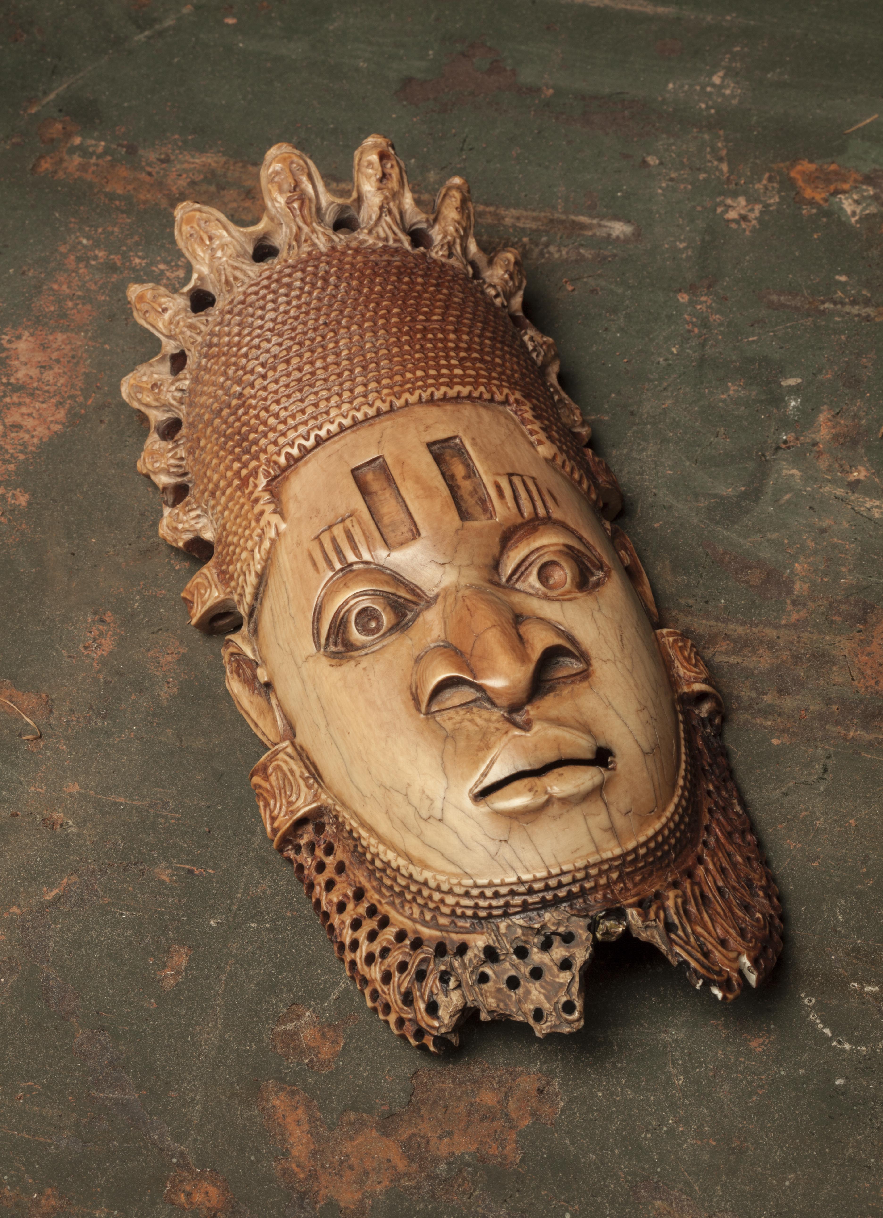 Iv.  Bénin (masque brun), d`afrique : Nigéria, statuette Iv.  Bénin (masque brun), masque ancien africain Iv.  Bénin (masque brun), art du Nigéria - Art Africain, collection privées Belgique. Statue africaine de la tribu des Iv.  Bénin (masque brun), provenant du Nigéria, 1737:masque IDIA 18eme sc.Il se réfère à la reine mère IDIA et lors de la fête Igue,l