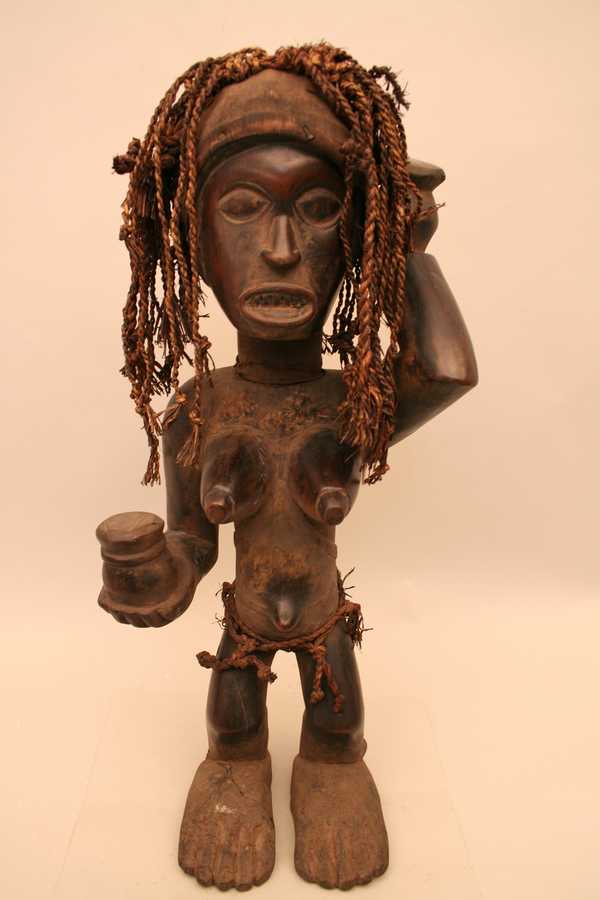 Tchokwe (statue), d`afrique : Angola.., statuette Tchokwe (statue), masque ancien africain Tchokwe (statue), art du Angola.. - Art Africain, collection privées Belgique. Statue africaine de la tribu des Tchokwe (statue), provenant du Angola.., 181/450.Belle statue Tchokwe H.61cm.Cette statue classique est probablement de la région de Benguela,dans un style de l