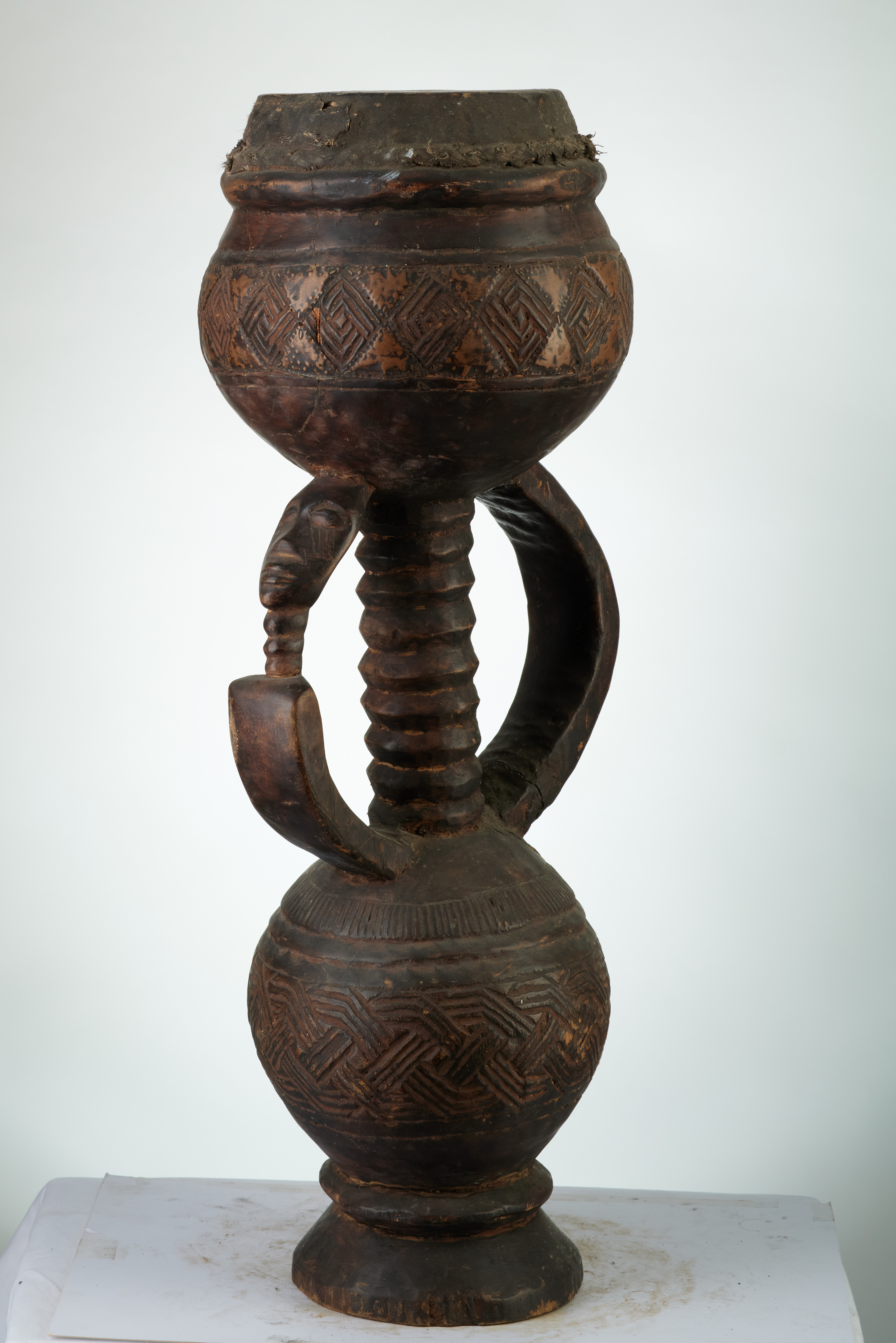 KUBA (tambour bukita), d`afrique : rep.dem.Congo, statuette KUBA (tambour bukita), masque ancien africain KUBA (tambour bukita), art du rep.dem.Congo - Art Africain, collection privées Belgique. Statue africaine de la tribu des KUBA (tambour bukita), provenant du rep.dem.Congo, 1830:Très rare Tambour Bukita à deux sphères séparés par trois supports dont un sculpté avec une tête.Les sphères sont décorés de losanges.Celle de dessus  est décoré de triangles en cuivre.Sous-style SHOOWA Localité de Tulumbu ,zone de Mweka. Ces tambours  n