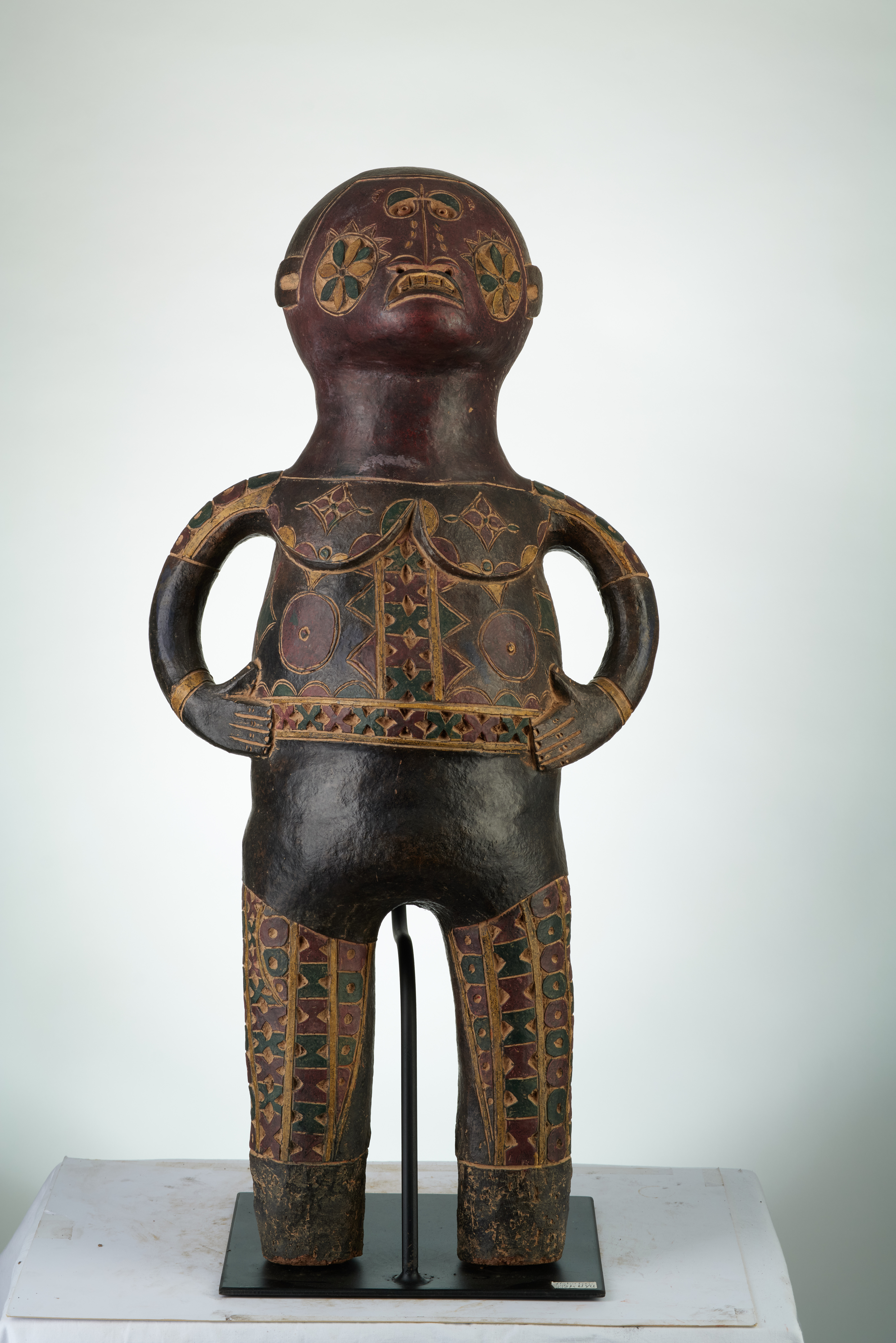  T.C.  kuyu  1834, d`afrique : rep.dem.Congo, statuette  T.C.  kuyu  1834, masque ancien africain  T.C.  kuyu  1834, art du rep.dem.Congo - Art Africain, collection privées Belgique. Statue africaine de la tribu des  T.C.  kuyu  1834, provenant du rep.dem.Congo, 1834:Terre cuite KUYU: Les kuyu sont  établi dans la R.d.C.lelong de la rivière Kuyu (CO 
 NGO) et au Gabon-Est.Il sont très spécialisé en Sculptures de terre cuite H.75cm.(col Pères blancs à Lille 1973)Milieu 20eme sc.

Beeld in aardewerk KUYU.Heel gekend voor hun beelden.Ze bevinden zich in D.R.C. en in t