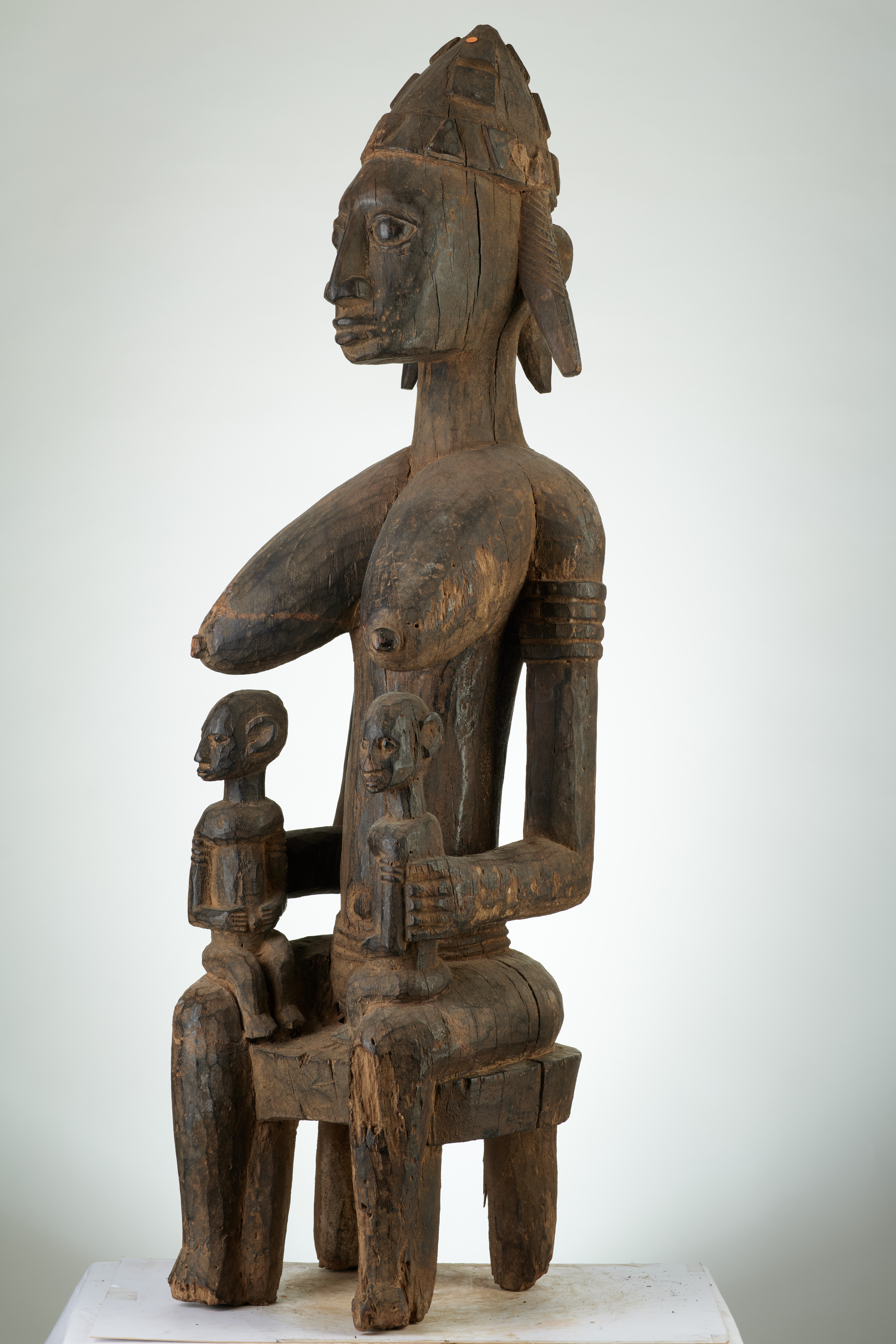 bambara (maternité assise ), d`afrique : MALI, statuette bambara (maternité assise ), masque ancien africain bambara (maternité assise ), art du MALI - Art Africain, collection privées Belgique. Statue africaine de la tribu des bambara (maternité assise ), provenant du MALI, 1877:Très belle et ancienne maternité Bambara. GUANDOUDOU reine des Bambara.Une ancêtre assise avec deux enfants sur les genoux.Elle arbore une coiffure enforme decrête et a des grands seins. La statue :Utilisée pour les fêtes de la societé GUAN.Des sacrifices leur étaient offerts.Statue érodée datant du 18eme sc.(Simon du chastel de la Howarderie)

Heel oud en mooi Bambara moederschap.GUANDOUDOU koningin van de bambaras.Een neerzittende voorouder
met twee kinderen op haar knieën.Haartooi in vorm van een kam en grote borsten.Het beeld werd gebruikt tijdens de GUAN cérémonies.Ze kreeg offers.Het beeld is geerodeerd en dateert uit de 18de eeuw.. art,culture,masque,statue,statuette,pot,ivoire,exposition,expo,masque original,masques,statues,statuettes,pots,expositions,expo,masques originaux,collectionneur d`art,art africain,culture africaine,masque africain,statue africaine,statuette africaine,pot africain,ivoire africain,exposition africain,expo africain,masque origina africainl,masques africains,statues africaines,statuettes africaines,pots africains,expositions africaines,expo africaines,masques originaux  africains,collectionneur d`art africain