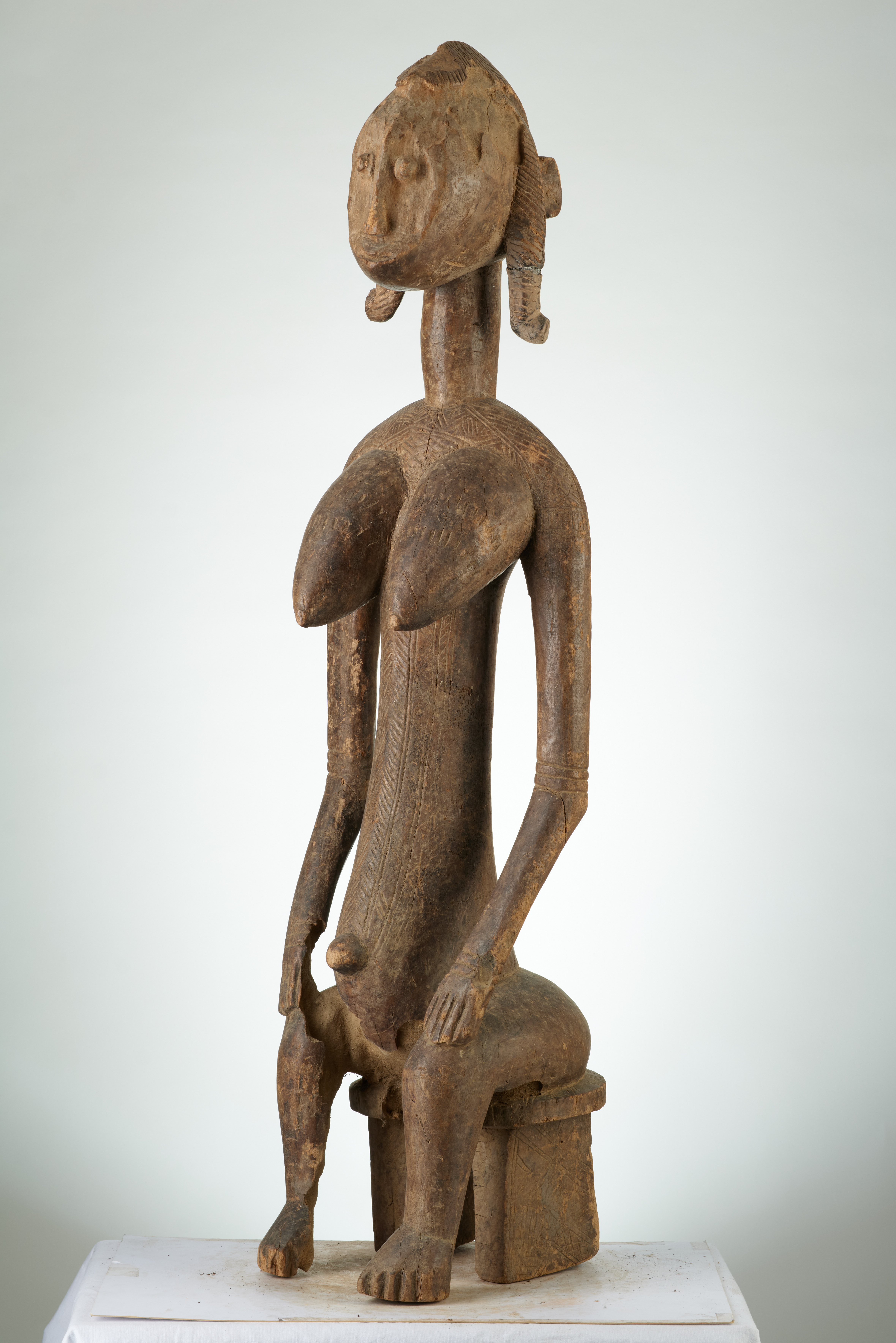 bambara (statue assise), d`afrique : MALI, statuette bambara (statue assise), masque ancien africain bambara (statue assise), art du MALI - Art Africain, collection privées Belgique. Statue africaine de la tribu des bambara (statue assise), provenant du MALI, 1878:Ancêtre Bambara assise les deux mains posés sur les genoux.appelée GUANDOUDOU de la societé GUAN.Une coiffure en forme decrëte.bois érodé début 20eme sc (col Sylla Ousmane Malien )


Bambara voorouder neerzittend met de twee handen op haar knieên ,GUANDOUDOU genaamd behorende tot de GUAN societeit.Ze heeft zware borsten,De haartooi is in kamvorm.Geerodeerd hout .Begin 20ste eeuw.. art,culture,masque,statue,statuette,pot,ivoire,exposition,expo,masque original,masques,statues,statuettes,pots,expositions,expo,masques originaux,collectionneur d`art,art africain,culture africaine,masque africain,statue africaine,statuette africaine,pot africain,ivoire africain,exposition africain,expo africain,masque origina africainl,masques africains,statues africaines,statuettes africaines,pots africains,expositions africaines,expo africaines,masques originaux  africains,collectionneur d`art africain