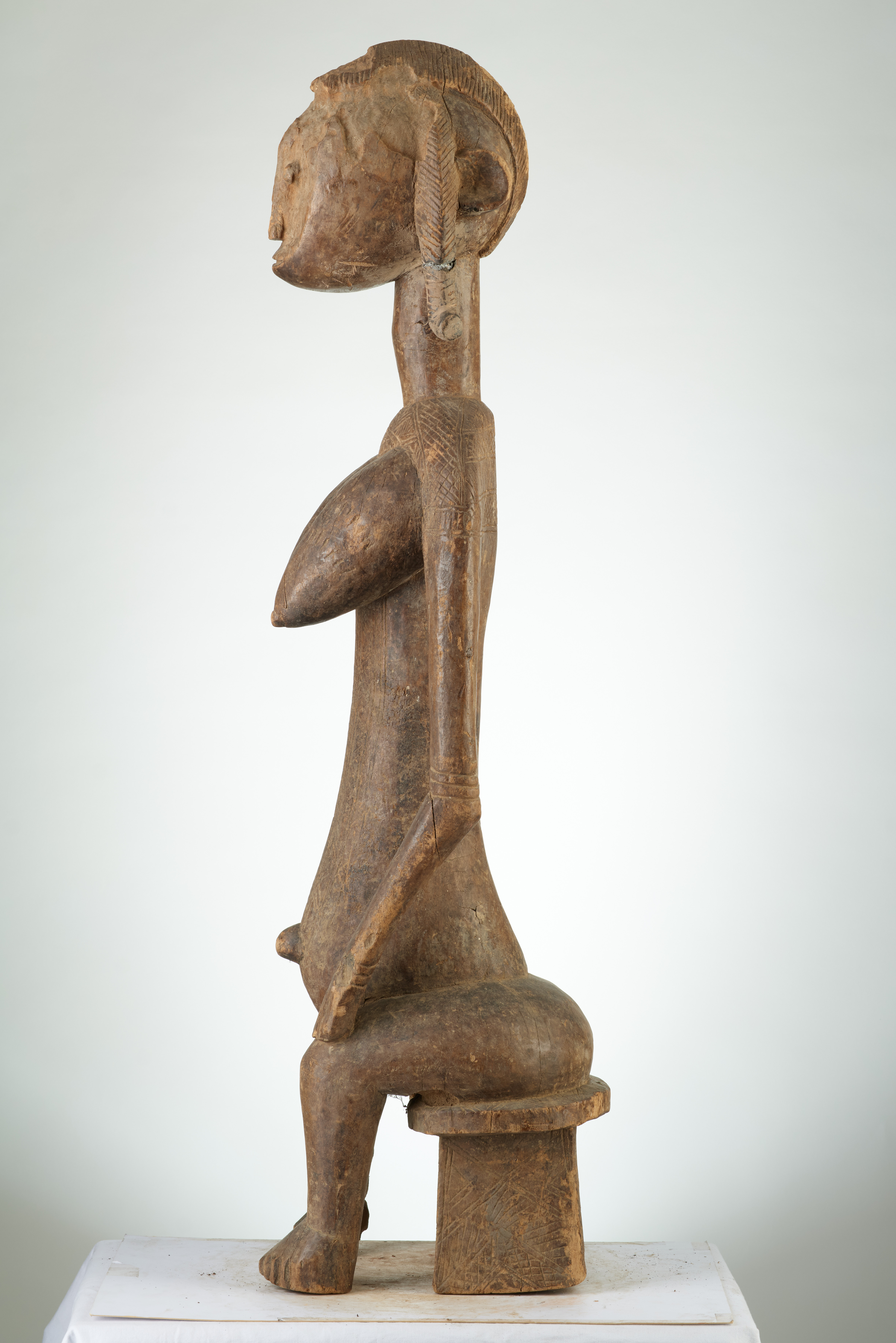 bambara (statue assise), d`afrique : MALI, statuette bambara (statue assise), masque ancien africain bambara (statue assise), art du MALI - Art Africain, collection privées Belgique. Statue africaine de la tribu des bambara (statue assise), provenant du MALI, 1878:Ancêtre Bambara assise les deux mains posés sur les genoux.appelée GUANDOUDOU de la societé GUAN.Une coiffure en forme decrëte.bois érodé début 20eme sc (col Sylla Ousmane Malien )


Bambara voorouder neerzittend met de twee handen op haar knieên ,GUANDOUDOU genaamd behorende tot de GUAN societeit.Ze heeft zware borsten,De haartooi is in kamvorm.Geerodeerd hout .Begin 20ste eeuw.. art,culture,masque,statue,statuette,pot,ivoire,exposition,expo,masque original,masques,statues,statuettes,pots,expositions,expo,masques originaux,collectionneur d`art,art africain,culture africaine,masque africain,statue africaine,statuette africaine,pot africain,ivoire africain,exposition africain,expo africain,masque origina africainl,masques africains,statues africaines,statuettes africaines,pots africains,expositions africaines,expo africaines,masques originaux  africains,collectionneur d`art africain