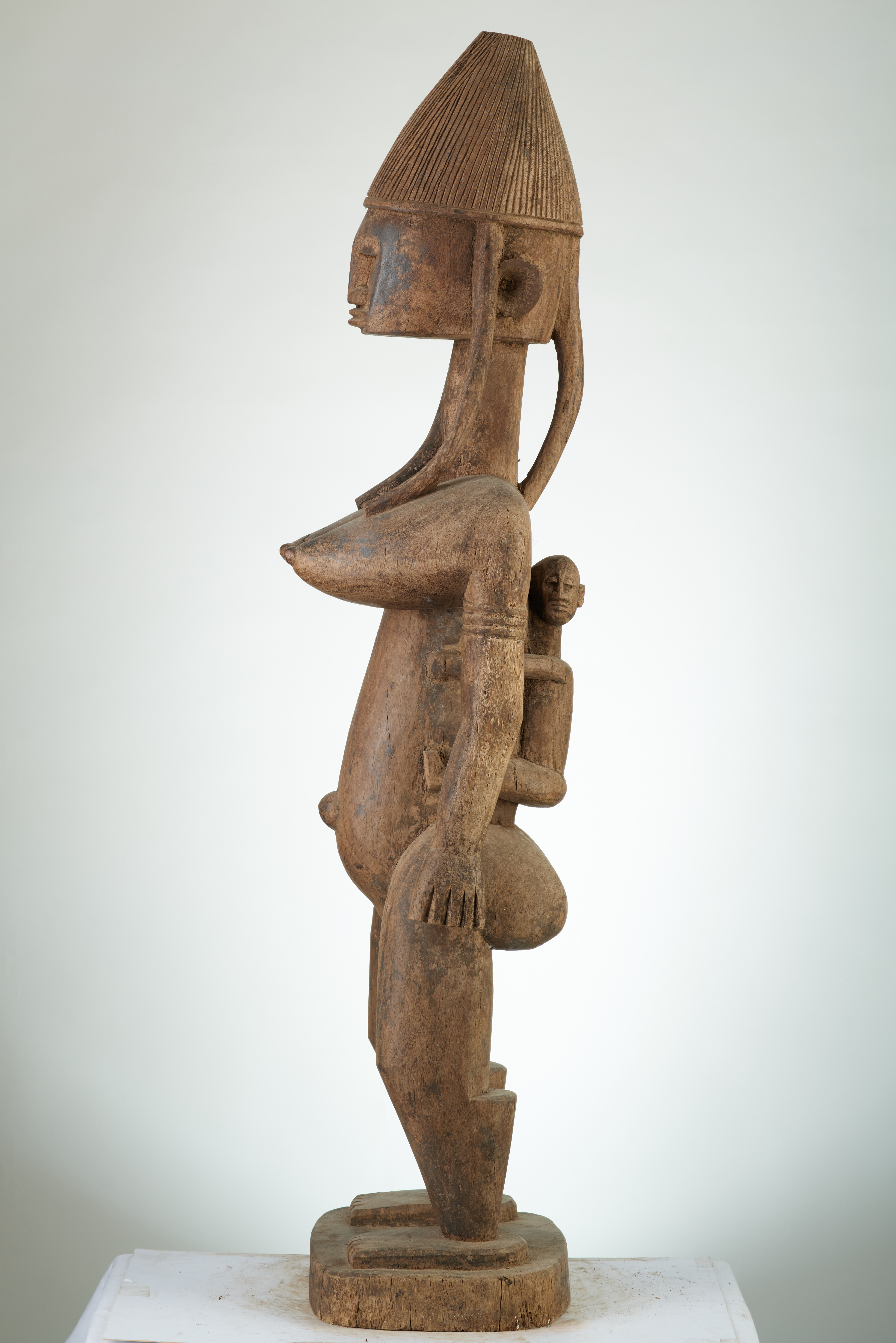 bambara (statue), d`afrique : MALI, statuette bambara (statue), masque ancien africain bambara (statue), art du MALI - Art Africain, collection privées Belgique. Statue africaine de la tribu des bambara (statue), provenant du MALI, 1881:Maternité Bambara .Ancêtre debout portant son enfant dans le dos, nommé Guandous ou appartenant à la societé GUAN H100cm.La coiffure en forme de crête et une forte poitrinne 1ère moitié 20eme sc
( col.Sibiry Malien)

Rechtstaand Bambara  moederschap.Een voorouder dat haar kind draagt op haar rug Guandousou genaamd.Ze maakt deel uit van de GUAN societeit.Ze heeft een  mooie haartooi in kamvorm en grote borsten. 1ste helft 20ste eeuw.(Kol.SIBIRY) . art,culture,masque,statue,statuette,pot,ivoire,exposition,expo,masque original,masques,statues,statuettes,pots,expositions,expo,masques originaux,collectionneur d`art,art africain,culture africaine,masque africain,statue africaine,statuette africaine,pot africain,ivoire africain,exposition africain,expo africain,masque origina africainl,masques africains,statues africaines,statuettes africaines,pots africains,expositions africaines,expo africaines,masques originaux  africains,collectionneur d`art africain