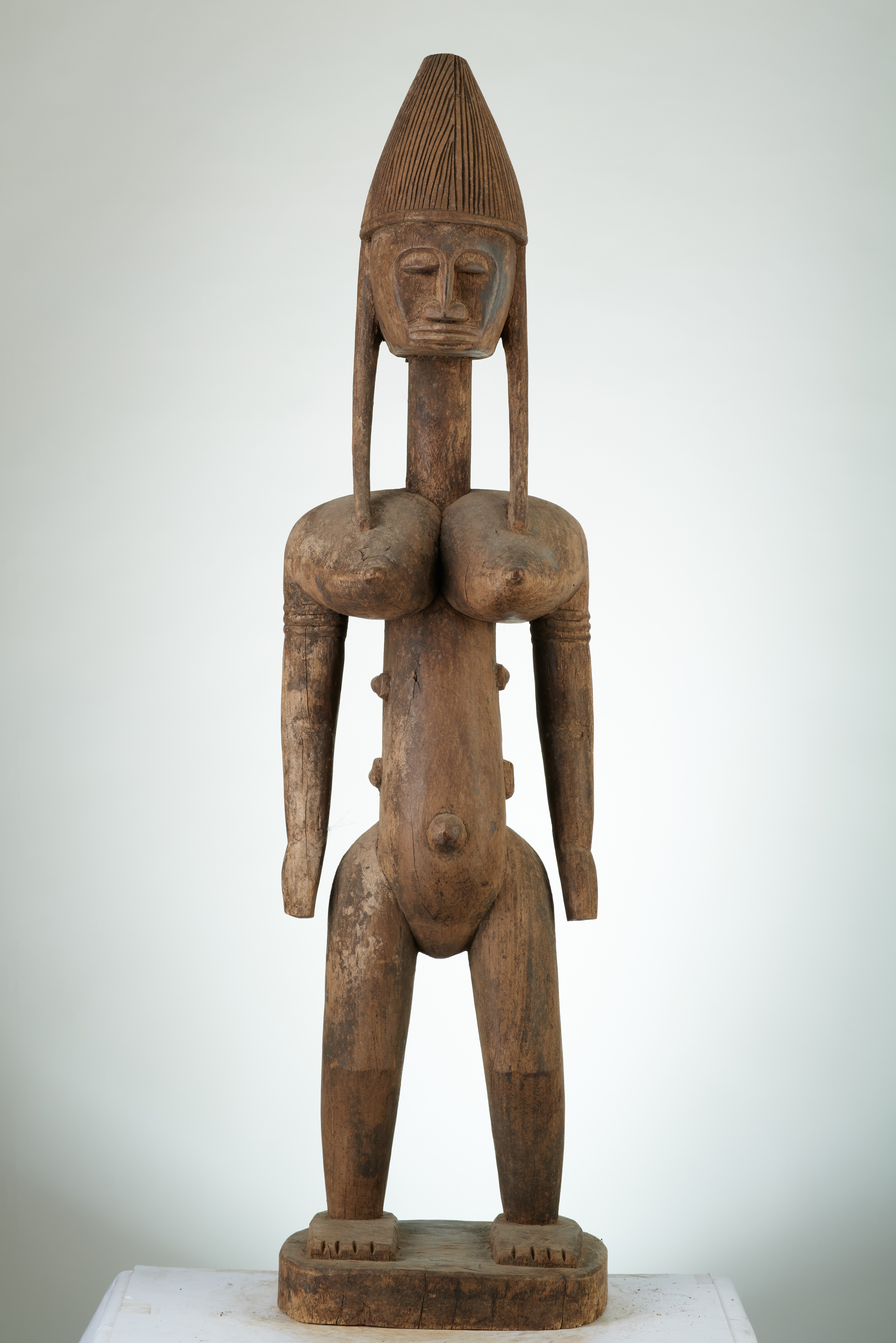 bambara (statue), d`afrique : MALI, statuette bambara (statue), masque ancien africain bambara (statue), art du MALI - Art Africain, collection privées Belgique. Statue africaine de la tribu des bambara (statue), provenant du MALI, 1881:Maternité Bambara .Ancêtre debout portant son enfant dans le dos, nommé Guandous ou appartenant à la societé GUAN H100cm.La coiffure en forme de crête et une forte poitrinne 1ère moitié 20eme sc
( col.Sibiry Malien)

Rechtstaand Bambara  moederschap.Een voorouder dat haar kind draagt op haar rug Guandousou genaamd.Ze maakt deel uit van de GUAN societeit.Ze heeft een  mooie haartooi in kamvorm en grote borsten. 1ste helft 20ste eeuw.(Kol.SIBIRY) . art,culture,masque,statue,statuette,pot,ivoire,exposition,expo,masque original,masques,statues,statuettes,pots,expositions,expo,masques originaux,collectionneur d`art,art africain,culture africaine,masque africain,statue africaine,statuette africaine,pot africain,ivoire africain,exposition africain,expo africain,masque origina africainl,masques africains,statues africaines,statuettes africaines,pots africains,expositions africaines,expo africaines,masques originaux  africains,collectionneur d`art africain