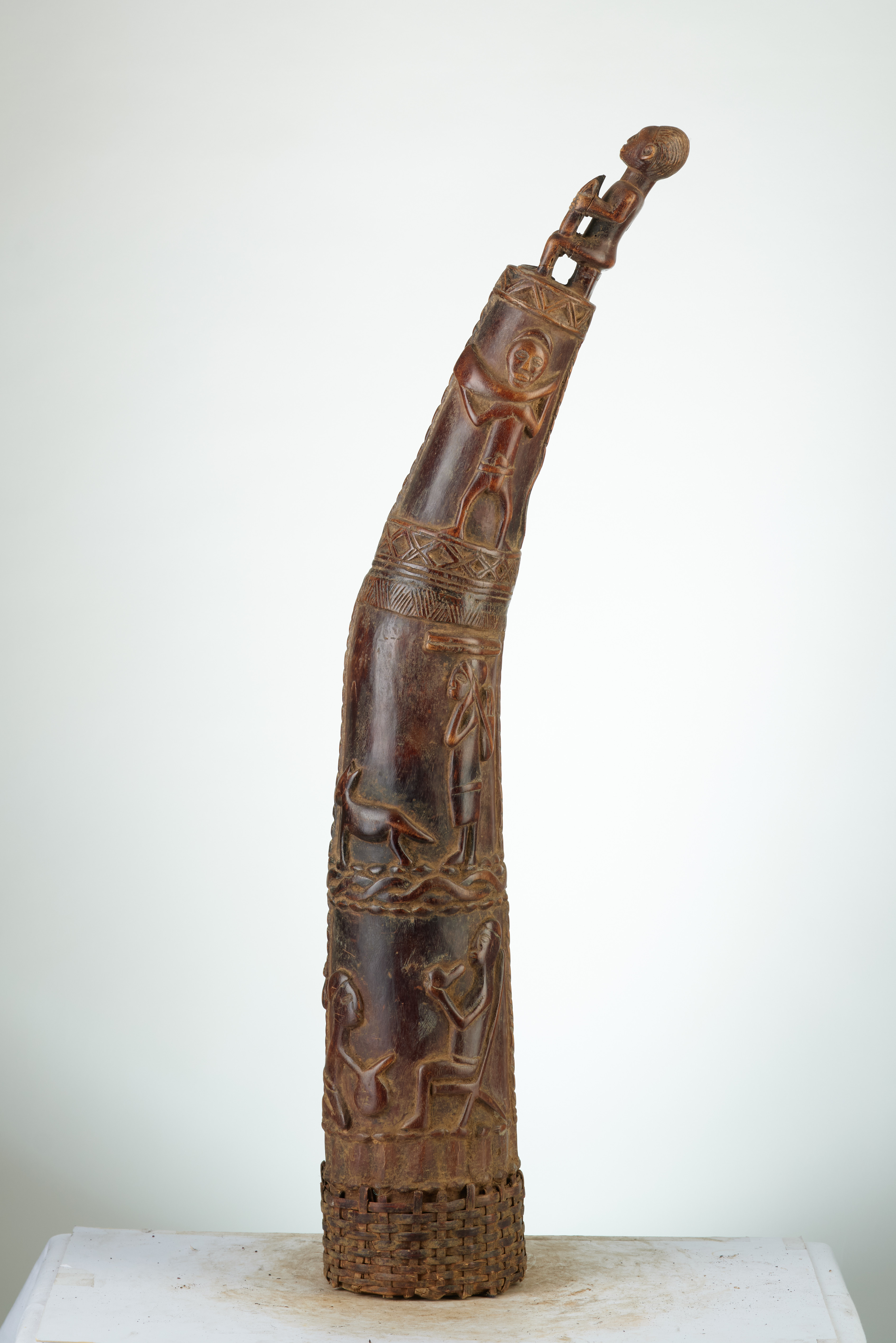 kongo ((trompe en bois), d`afrique : rep.dem.Congo, statuette kongo ((trompe en bois), masque ancien africain kongo ((trompe en bois), art du rep.dem.Congo - Art Africain, collection privées Belgique. Statue africaine de la tribu des kongo ((trompe en bois), provenant du rep.dem.Congo, °1885:Splendide et exceptionele Trompe sculptée en bois au royaume KONGO.La base renforcée avec un treillis en raphia .En haut le roi assis avec ces attributs en mains,puis en descendant  des lézards,des musiciens et diférentes scènes de la vie sociale.Pièce unique
milieu du 20eme sc.(col.MINGA Zaire 1969) 

Uitzonderlijk en buitengewoon mooie hoorn in hout uitgesneden(gebeeldhouwd)in het koninkrijk Kongo. De basis versterkt met een gevlochten netwerk in raffia. Bovenaan zit de koning met zijn attributen in de handen.Zakkend dan hagedissen,  muziekanten,beelden van het sociaal leven.Enig en prachtig stuk. midden 20ste eeuw.(kol.MINGA Zaire 1969.). art,culture,masque,statue,statuette,pot,ivoire,exposition,expo,masque original,masques,statues,statuettes,pots,expositions,expo,masques originaux,collectionneur d`art,art africain,culture africaine,masque africain,statue africaine,statuette africaine,pot africain,ivoire africain,exposition africain,expo africain,masque origina africainl,masques africains,statues africaines,statuettes africaines,pots africains,expositions africaines,expo africaines,masques originaux  africains,collectionneur d`art africain