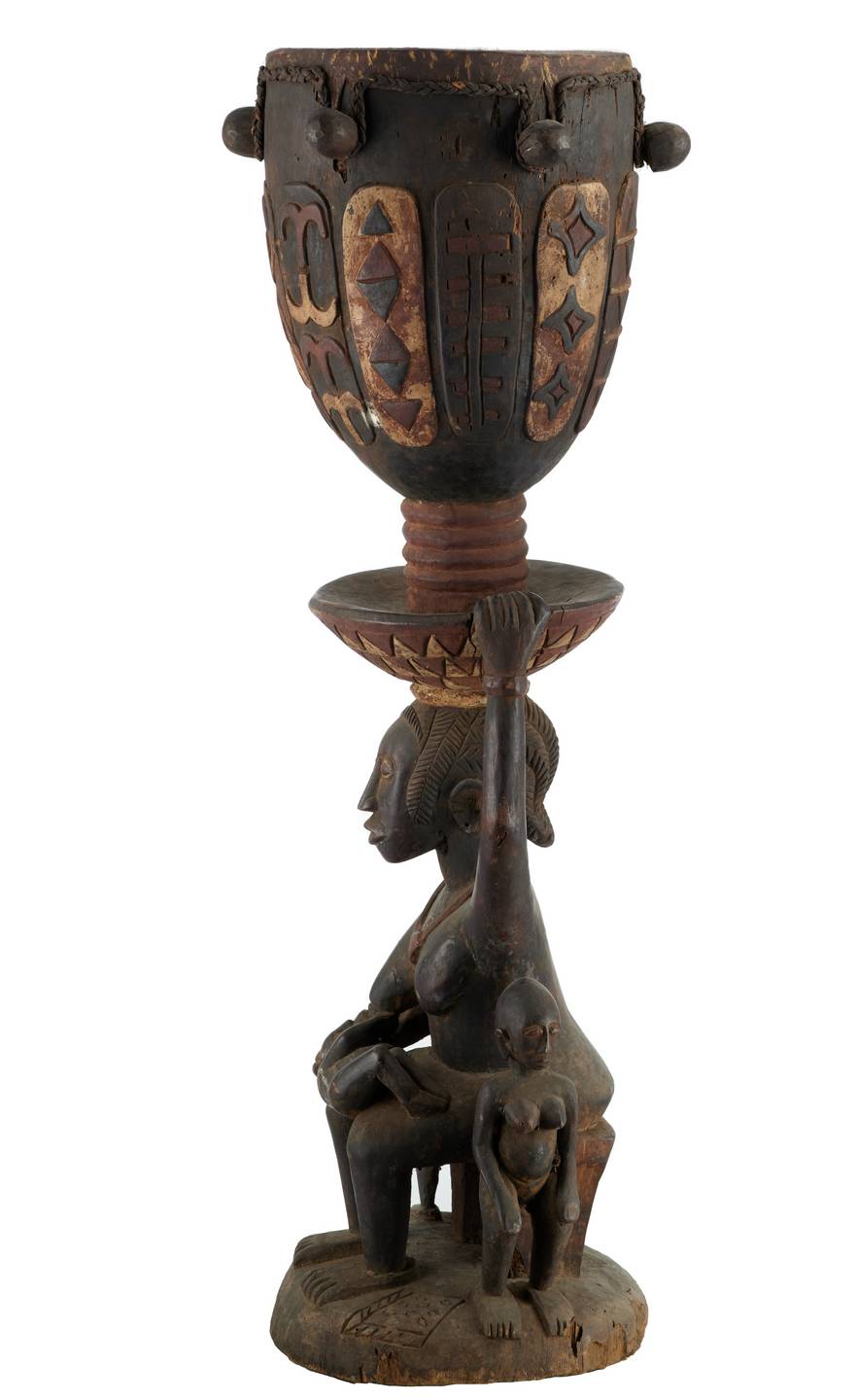 Baga n°1974 tambour, d`afrique : Guinée-Bissau, statuette Baga n°1974 tambour, masque ancien africain Baga n°1974 tambour, art du Guinée-Bissau - Art Africain, collection privées Belgique. Statue africaine de la tribu des Baga n°1974 tambour, provenant du Guinée-Bissau, 1974 Grand tambour monté sur une cariatide représentant une maternité avec 3 enfants.Elle tient le plateau du tambour avec sa main gauche. H.t.178cm.le cariatide 100cm.,le tambour 78cm.1ere moitié du  20eme sc.. art,culture,masque,statue,statuette,pot,ivoire,exposition,expo,masque original,masques,statues,statuettes,pots,expositions,expo,masques originaux,collectionneur d`art,art africain,culture africaine,masque africain,statue africaine,statuette africaine,pot africain,ivoire africain,exposition africain,expo africain,masque origina africainl,masques africains,statues africaines,statuettes africaines,pots africains,expositions africaines,expo africaines,masques originaux  africains,collectionneur d`art africain