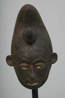 Igbo(masque), d`afrique : Nigéria, statuette Igbo(masque), masque ancien africain Igbo(masque), art du Nigéria - Art Africain, collection privées Belgique. Statue africaine de la tribu des Igbo(masque), provenant du Nigéria, 214/733.Masque IGBO masculin,h.37cm.;le plus souvent noir.Masque de culte et de mascarade.Les figures accordent une place essentielle à la famille en tant que base sociale.Cette entité sous-entend un lien qui unit l