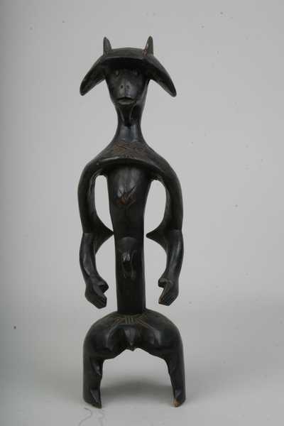Mumuye (statue), d`afrique : Nigéria, statuette Mumuye (statue), masque ancien africain Mumuye (statue), art du Nigéria - Art Africain, collection privées Belgique. Statue africaine de la tribu des Mumuye (statue), provenant du Nigéria, 335/274.Les Mumuyés habitent la région intérieure du Nigéria,sur la rive gauche de la Bénué.Très belle statue appelée Iagalagana avec des traits allongé,un corps autour duquel le sculpteur,par la taille des bras de forme courbe,concave va donner un mouvement d