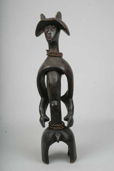 Mumuye (statue), d`afrique : Nigéria, statuette Mumuye (statue), masque ancien africain Mumuye (statue), art du Nigéria - Art Africain, collection privées Belgique. Statue africaine de la tribu des Mumuye (statue), provenant du Nigéria, 335/274.Les Mumuyés habitent la région intérieure du Nigéria,sur la rive gauche de la Bénué.Très belle statue appelée Iagalagana avec des traits allongé,un corps autour duquel le sculpteur,par la taille des bras de forme courbe,concave va donner un mouvement d