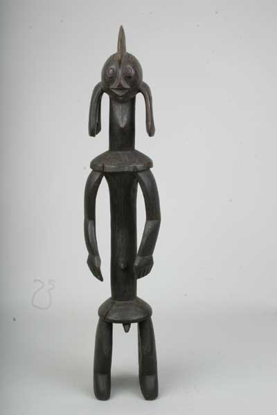 Mumuye (statue), d`afrique : Nigéria., statuette Mumuye (statue), masque ancien africain Mumuye (statue), art du Nigéria. - Art Africain, collection privées Belgique. Statue africaine de la tribu des Mumuye (statue), provenant du Nigéria., 383/275.Statue Mumuyé H.82cm.appelées IAGALAGANA;sculptée en bois,les traits allongés et des grandes oreilles percées,une crête sur la tête.Les épaules et les hanches sont cylindriques,sur lesquels viennent se poser les membres.Les rôles des statues sont divinatoire et elles permettent d