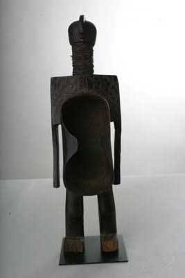 Koro.(coupe), d`afrique : Nigéria, statuette Koro.(coupe), masque ancien africain Koro.(coupe), art du Nigéria - Art Africain, collection privées Belgique. Statue africaine de la tribu des Koro.(coupe), provenant du Nigéria, 471/118 Coupe figurative Koro H.60cm.x18cm.L
applée Gbene.Ce type de coupe était utilisé
durant les sacrifices cérémoniels et les rites de seconde funéraille,pour boire et verser les libation de vin de palme ou de bièreLéabdomen du personnage qui forme la coupe est resserré en son centre.Les membres
retirent toute fonctionnalité à cette coupe,
elle devient plutôt un ornement et symbolique.1ère moitié du 20eme sc.(Nafaya). art,culture,masque,statue,statuette,pot,ivoire,exposition,expo,masque original,masques,statues,statuettes,pots,expositions,expo,masques originaux,collectionneur d`art,art africain,culture africaine,masque africain,statue africaine,statuette africaine,pot africain,ivoire africain,exposition africain,expo africain,masque origina africainl,masques africains,statues africaines,statuettes africaines,pots africains,expositions africaines,expo africaines,masques originaux  africains,collectionneur d`art africain