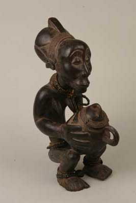 Luba (Buli), d`afrique : RÃ©p.dÃ©m. du Congo., statuette Luba (Buli), masque ancien africain Luba (Buli), art du RÃ©p.dÃ©m. du Congo. - Art Africain, collection privÃ©es Belgique. Statue africaine de la tribu des Luba (Buli), provenant du RÃ©p.dÃ©m. du Congo., 544/935.Porteuse de coupe appelÃ©e MBOKO, h56cm.bois pigmentÃ© foncÃ©,perles et grelot. Femme accroupie tenant une coupe dans la main,en parfait Ã©quilibre.Le rendu expressionniste du visage et des mains tenant la coupe avec couvercle est typiquement de l