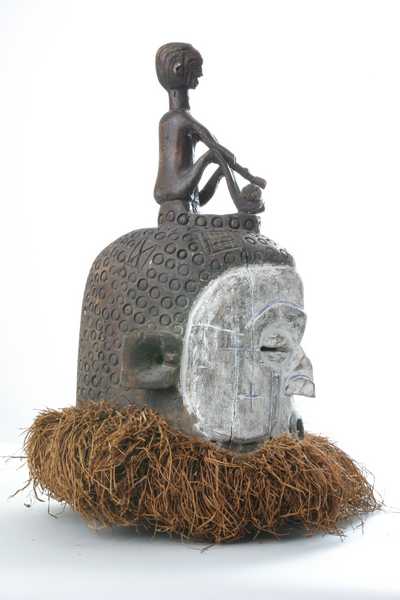 Suku (masque), d`afrique : Rép. dém. Congo (Zaire), statuette Suku (masque), masque ancien africain Suku (masque), art du Rép. dém. Congo (Zaire) - Art Africain, collection privées Belgique. Statue africaine de la tribu des Suku (masque), provenant du Rép. dém. Congo (Zaire), 664/21 Vieux masque anthropomorphique;h.54cm
,surmonté d