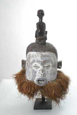 Suku (masque), d`afrique : Rép. dém. Congo (Zaire), statuette Suku (masque), masque ancien africain Suku (masque), art du Rép. dém. Congo (Zaire) - Art Africain, collection privées Belgique. Statue africaine de la tribu des Suku (masque), provenant du Rép. dém. Congo (Zaire), 664/21 Vieux masque anthropomorphique;h.54cm
,surmonté d