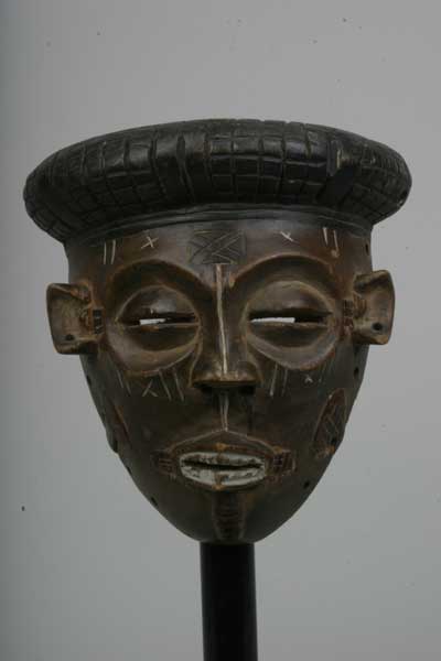Tchokwé(masque), d`afrique : Rép. dém. Congo (Zaire),Angola, statuette Tchokwé(masque), masque ancien africain Tchokwé(masque), art du Rép. dém. Congo (Zaire),Angola - Art Africain, collection privées Belgique. Statue africaine de la tribu des Tchokwé(masque), provenant du Rép. dém. Congo (Zaire),Angola, 754 masque Pwo Tshokwé:  région  Lunda Sul, Angola  h.32 cm.1ère moitié du 20eme sc. ; belle patine,une coiffure platte lignée  et scarifications sur le visage. bois,patine noire,Kaolin.Le masque représente la femme idéale.(Minga)

Tchockwe vrouwelijk phwo masker,Lunda Sul streek.Angola,32cm.h.;met een plat gestreepte haartooi,scarificaties in het aangezicht,hout ,donker zwarte patina,kaolin
1ste helft 20ste eeuw.




. art,culture,masque,statue,statuette,pot,ivoire,exposition,expo,masque original,masques,statues,statuettes,pots,expositions,expo,masques originaux,collectionneur d`art,art africain,culture africaine,masque africain,statue africaine,statuette africaine,pot africain,ivoire africain,exposition africain,expo africain,masque origina africainl,masques africains,statues africaines,statuettes africaines,pots africains,expositions africaines,expo africaines,masques originaux  africains,collectionneur d`art africain
