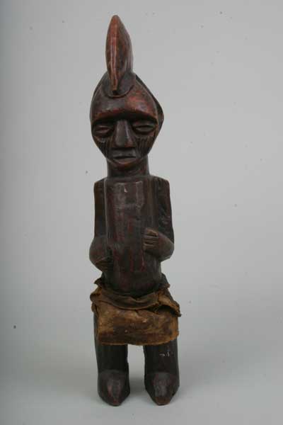 TEKE Mfinu, d`afrique : RÃ©p. dÃ©m. Congo (Zaire), statuette TEKE Mfinu, masque ancien africain TEKE Mfinu, art du RÃ©p. dÃ©m. Congo (Zaire) - Art Africain, collection privÃ©es Belgique. Statue africaine de la tribu des TEKE Mfinu, provenant du RÃ©p. dÃ©m. Congo (Zaire), 770statuette mfinu h.58cm.bois ,fibres vielle patine rougÃ¢tre. Une grosse crÃªte  la tÃªte plus ronde que les Teke,le visage striÃ© ,les bras sur le ventre,les jambes lÃ©gÃ¨rement pliÃ©s et pas de barbe.Les mfinu sont groupÃ©s en petite entitÃ©s dirigÃ©es par un chef,appelÃ© MBE. art,culture,masque,statue,statuette,pot,ivoire,exposition,expo,masque original,masques,statues,statuettes,pots,expositions,expo,masques originaux,collectionneur d`art,art africain,culture africaine,masque africain,statue africaine,statuette africaine,pot africain,ivoire africain,exposition africain,expo africain,masque origina africainl,masques africains,statues africaines,statuettes africaines,pots africains,expositions africaines,expo africaines,masques originaux  africains,collectionneur d`art africain
