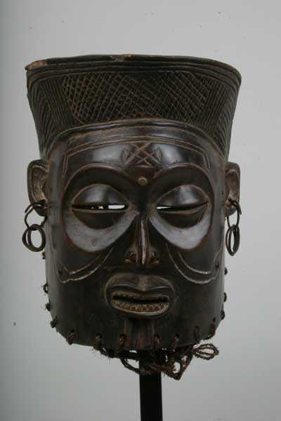 Tchokwé(masque), d`afrique : Rép. dém. Congo (Zaire), statuette Tchokwé(masque), masque ancien africain Tchokwé(masque), art du Rép. dém. Congo (Zaire) - Art Africain, collection privées Belgique. Statue africaine de la tribu des Tchokwé(masque), provenant du Rép. dém. Congo (Zaire), 797.Beau masque Tchokwe Phwo h.32cm x 23cm. Le masque dance à la fin de la cérémonie d