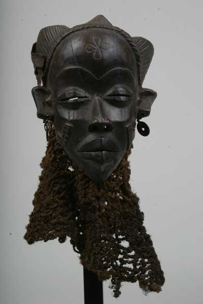 tchokwe (masque), d`afrique : Rép. dém. Congo (Zaire)Angola, statuette tchokwe (masque), masque ancien africain tchokwe (masque), art du Rép. dém. Congo (Zaire)Angola - Art Africain, collection privées Belgique. Statue africaine de la tribu des tchokwe (masque), provenant du Rép. dém. Congo (Zaire)Angola, 805/382. Masque tchokwé MUKISHI WA PWO . Jeune femme idéale,la mère,ancêtre dans une société matrilinéaire, bois,fibres, fer, des  boucles d
