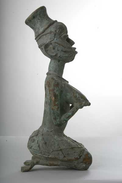 Br.  Ogboni  -(statue), d`afrique : Nigéria, statuette Br.  Ogboni  -(statue), masque ancien africain Br.  Ogboni  -(statue), art du Nigéria - Art Africain, collection privées Belgique. Statue africaine de la tribu des Br.  Ogboni  -(statue), provenant du Nigéria,   (843) Très ancienne statue Ogboni en bronze,appelée Onilé elle représente l