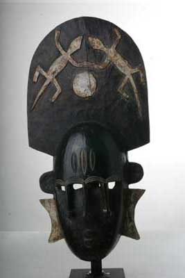 Bambara (masque) , d`afrique : Mali, statuette Bambara (masque) , masque ancien africain Bambara (masque) , art du Mali - Art Africain, collection privées Belgique. Statue africaine de la tribu des Bambara (masque) , provenant du Mali, 859.Très beau masque Bambara avec une énorme coiffe représentant deux crocodiles 
se touchant d