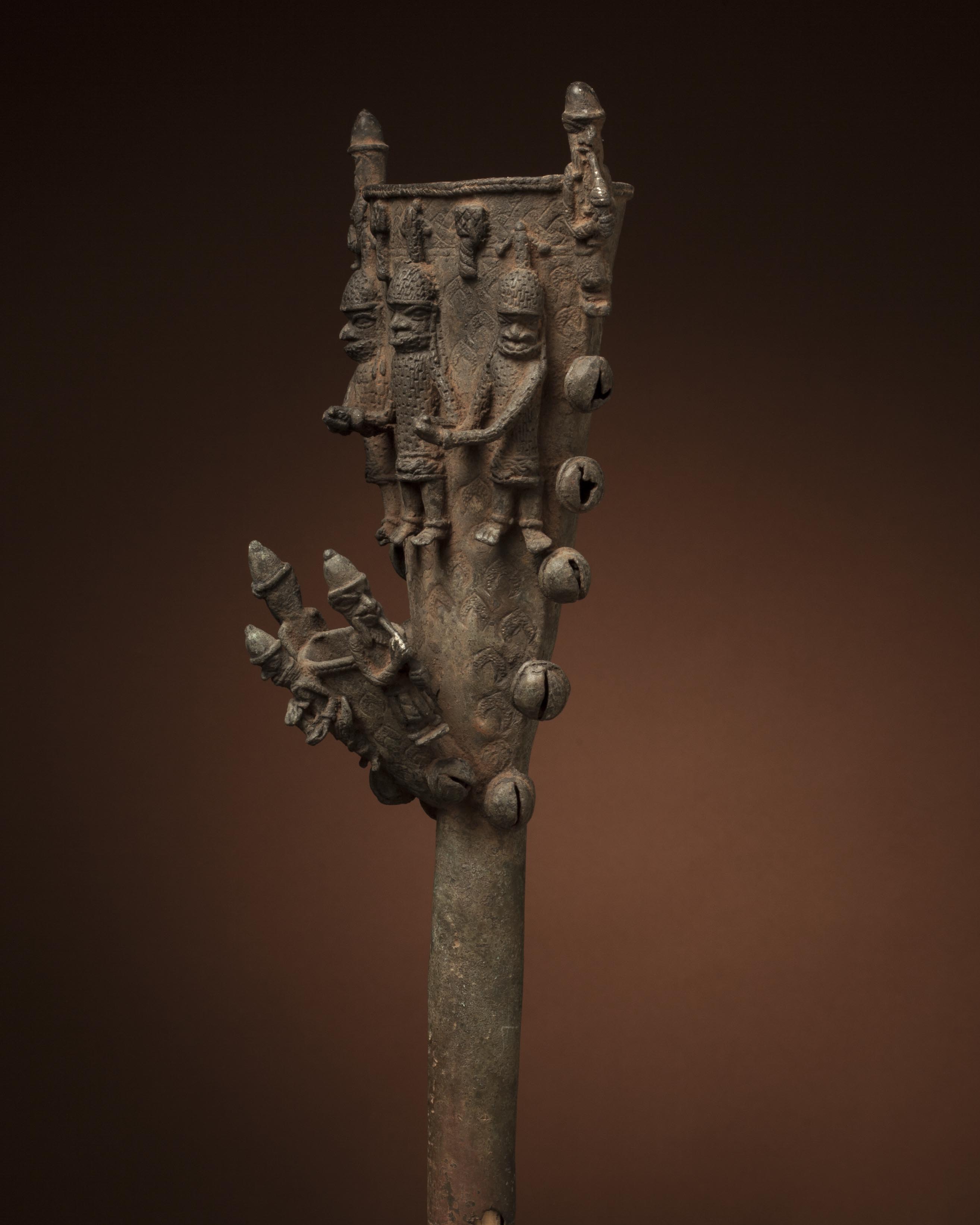  br.   Bénin, d`afrique : Benin, statuette  br.   Bénin, masque ancien africain  br.   Bénin, art du Benin - Art Africain, collection privées Belgique. Statue africaine de la tribu des  br.   Bénin, provenant du Benin, 1188/4430.Véritable sceptre de OBA du Bénin.
en bronze.XVIeme sc.H.t.43cm.Le sceptre était sans doute posés sur une cane de chef,
car le dessous est formé d