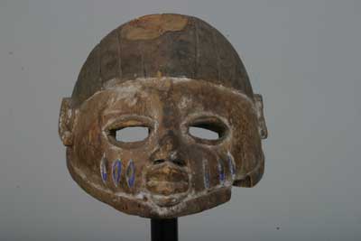 Youruba.(masque), d`afrique : Nigéria, statuette Youruba.(masque), masque ancien africain Youruba.(masque), art du Nigéria - Art Africain, collection privées Belgique. Statue africaine de la tribu des Youruba.(masque), provenant du Nigéria, 120/686.Très vieux masque Gelede h.29cm. Ce masque se distingue par sa simplicité de ses
formes Et ne s