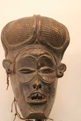 Lwena (masque), d`afrique : Rép.démoncratique du Congo., statuette Lwena (masque), masque ancien africain Lwena (masque), art du Rép.démoncratique du Congo. - Art Africain, collection privées Belgique. Statue africaine de la tribu des Lwena (masque), provenant du Rép.démoncratique du Congo., 1355/5352Masque représentant une ancêtre
féminin et porté par des hommes lors des rites de circoncision,similaire aux masques Mwana Pwo.H.40cmx 19cm.:bois à patine foncée,fibres.très proche des Tchokwe.1ère moitié du 20eme sc.(Minga)

Lwena masker h.40cmx 19cm.Het stelt een vrouwelijke voorouder voor,zoals de Pwo masker.Deze wordt gedragen door de mannen,ter gelegenheid van de besnijdenis, en ook bij de begrafenis van hooggeplaatste personen.1ste helft 20ste eeuw. . art,culture,masque,statue,statuette,pot,ivoire,exposition,expo,masque original,masques,statues,statuettes,pots,expositions,expo,masques originaux,collectionneur d`art,art africain,culture africaine,masque africain,statue africaine,statuette africaine,pot africain,ivoire africain,exposition africain,expo africain,masque origina africainl,masques africains,statues africaines,statuettes africaines,pots africains,expositions africaines,expo africaines,masques originaux  africains,collectionneur d`art africain