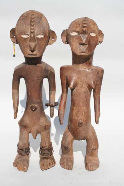 NGBAKA(couple), d`afrique : république dem.du Congo, statuette NGBAKA(couple), masque ancien africain NGBAKA(couple), art du république dem.du Congo - Art Africain, collection privées Belgique. Statue africaine de la tribu des NGBAKA(couple), provenant du république dem.du Congo, 1402/1019 Couple de deux statues Ngbaka
h.59cm.et 57cm. pour la femme.Les ngbaka sont au au nord-ouest de la rep.du Congo;région de Gemena. La sculpture Ngbaka représente les figures de SETO et de NABO;içi les deux statues viennent des Ngbandi et sont conservés par paire sur un autel de cérémonies et intercédées pour obtenir toutes sortes de faveurs..1ère moitié du 20eme sc.assez rares.(col.Minga)

Koppel Nbaka beelden.59cm.en 57cm voor t