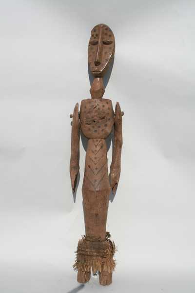 Lengola(statue1), d`afrique : rep.dem.Congo, statuette Lengola(statue1), masque ancien africain Lengola(statue1), art du rep.dem.Congo - Art Africain, collection privées Belgique. Statue africaine de la tribu des Lengola(statue1), provenant du rep.dem.Congo, 1410/1057.Statue marionnette h.84cm.La tête est amovible,les bras mobiles.Elle a des scarifications sur le visage et sur le corps.Il porte un pagne en raphia.Utilisé lors des cérémonies de circoncision et d