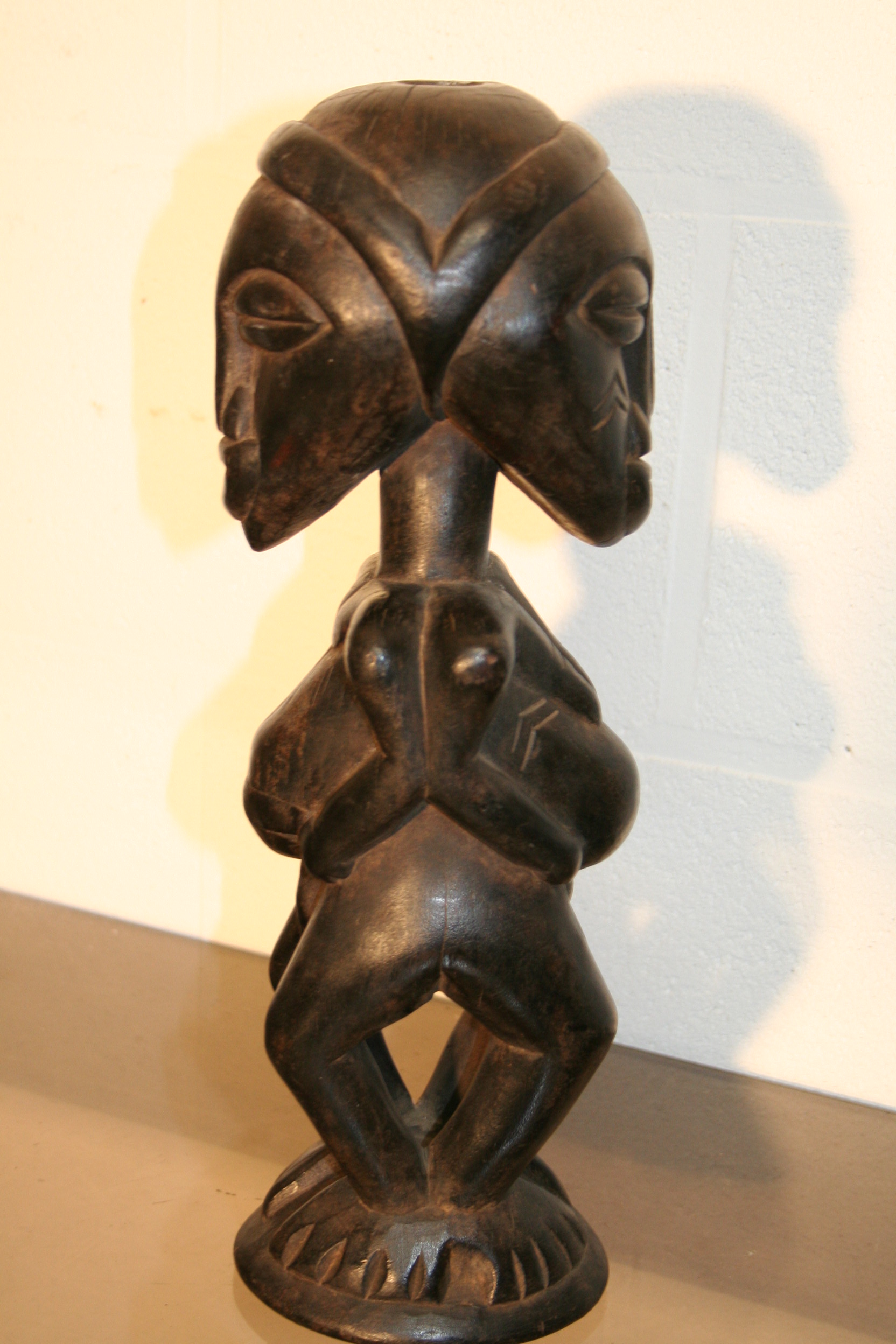 luba(janus), d`afrique : R.d.du Congo, statuette luba(janus), masque ancien africain luba(janus), art du R.d.du Congo - Art Africain, collection privées Belgique. Statue africaine de la tribu des luba(janus), provenant du R.d.du Congo,  1651::vieille statuette Luba Janus;h.32cm. Un côté femme et un côté homme.1ère moitié du 20eme (.acq.1974 Sand bruxelles)

Oud Luba janus beeld h.32cm.Man en vrouw
1ste helft 20ste eeuw.(1974 Sand Brussel). art,culture,masque,statue,statuette,pot,ivoire,exposition,expo,masque original,masques,statues,statuettes,pots,expositions,expo,masques originaux,collectionneur d`art,art africain,culture africaine,masque africain,statue africaine,statuette africaine,pot africain,ivoire africain,exposition africain,expo africain,masque origina africainl,masques africains,statues africaines,statuettes africaines,pots africains,expositions africaines,expo africaines,masques originaux  africains,collectionneur d`art africain