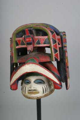Youruba.(masque), d`afrique : Nigeria, statuette Youruba.(masque), masque ancien africain Youruba.(masque), art du Nigeria - Art Africain, collection privées Belgique. Statue africaine de la tribu des Youruba.(masque), provenant du Nigeria, 174/714.Très beau masque polychrome Gelede.
La stylisation fait penser à une origine Ketu.Ce type de masque est connu comme Oro Efe et apparaît la première nuit du festival Gelede.Au-dessus il présente un enchevètrement de lattes décorées polychrome,avec devant et derrière un oiseau avec la tête en bas.le tout sculpté en une seule pièce,monoxyle.H.40cm.bois polychrome rouge,noir,blanc,jaune,vert rose,bleu.Les masques Gelede apparaissent souvent par paire.Le masque s