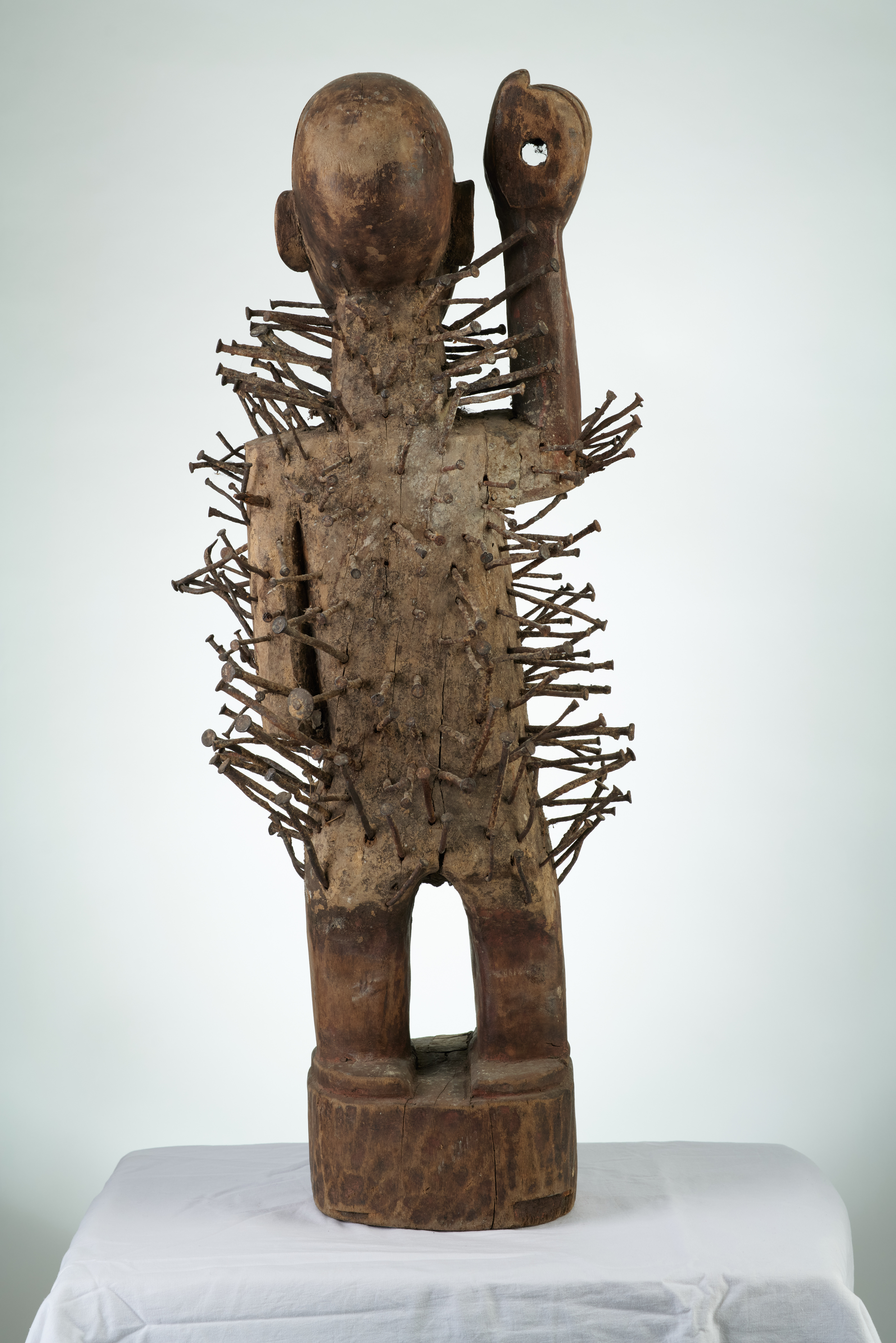 kongo(statue à clous), d`afrique : rep.dem.Congo, statuette kongo(statue à clous), masque ancien africain kongo(statue à clous), art du rep.dem.Congo - Art Africain, collection privées Belgique. Statue africaine de la tribu des kongo(statue à clous), provenant du rep.dem.Congo, 1823 Fétiche  YOMBE à clous et à miroir nommé NKONDI.Ils ont souvent une expression agressive la bouche entrouverte et le bras levé pour une arme.prêt à punir une personne .les statues étaient utilisées par le NGANGA (féticheur) qui plantait des clous ,insultait la statue afin de stimuler   et d
