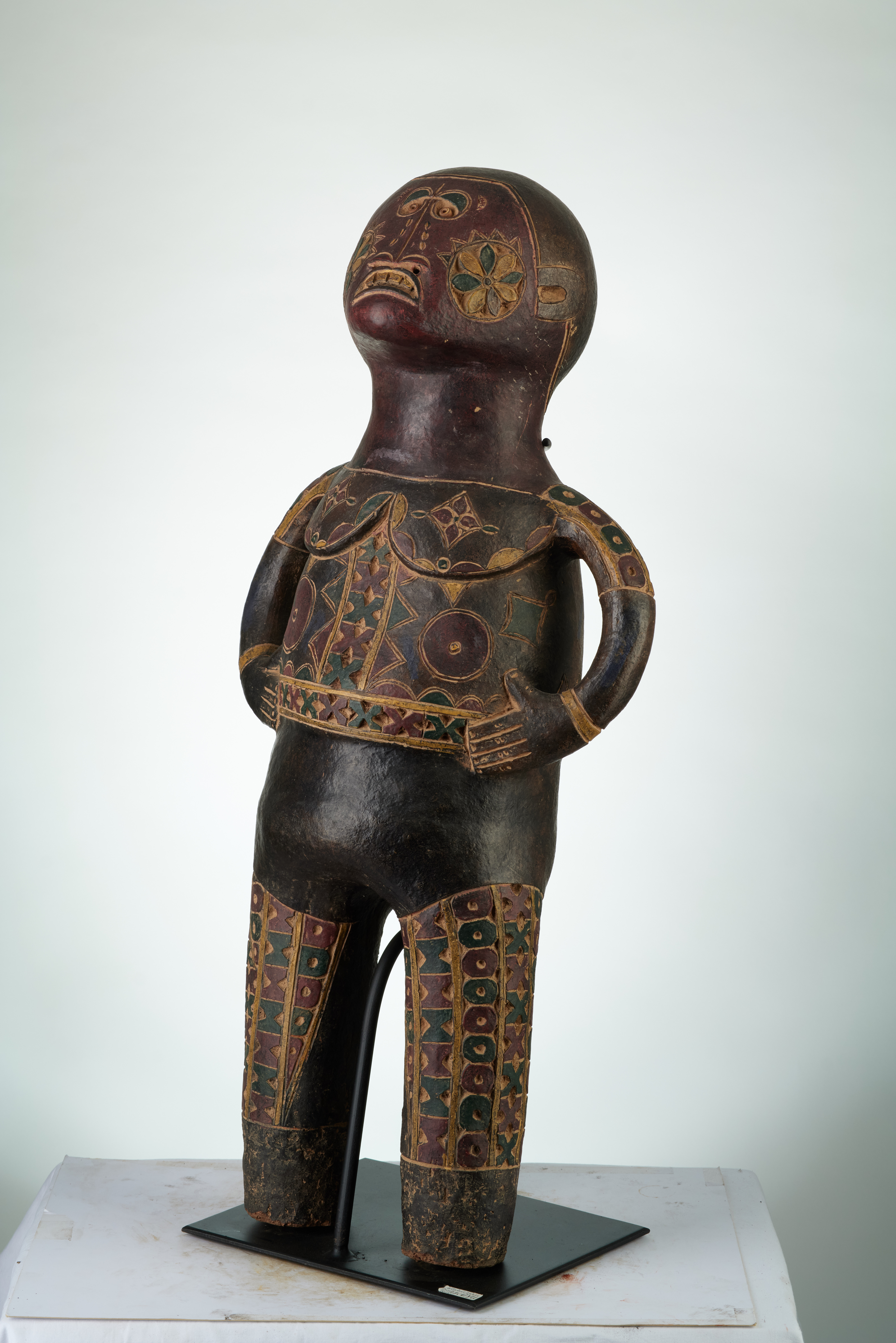  T.C.  kuyu  1834, d`afrique : rep.dem.Congo, statuette  T.C.  kuyu  1834, masque ancien africain  T.C.  kuyu  1834, art du rep.dem.Congo - Art Africain, collection privées Belgique. Statue africaine de la tribu des  T.C.  kuyu  1834, provenant du rep.dem.Congo, 1834:Terre cuite KUYU: Les kuyu sont  établi dans la R.d.C.lelong de la rivière Kuyu (CO 
 NGO) et au Gabon-Est.Il sont très spécialisé en Sculptures de terre cuite H.75cm.(col Pères blancs à Lille 1973)Milieu 20eme sc.

Beeld in aardewerk KUYU.Heel gekend voor hun beelden.Ze bevinden zich in D.R.C. en in t