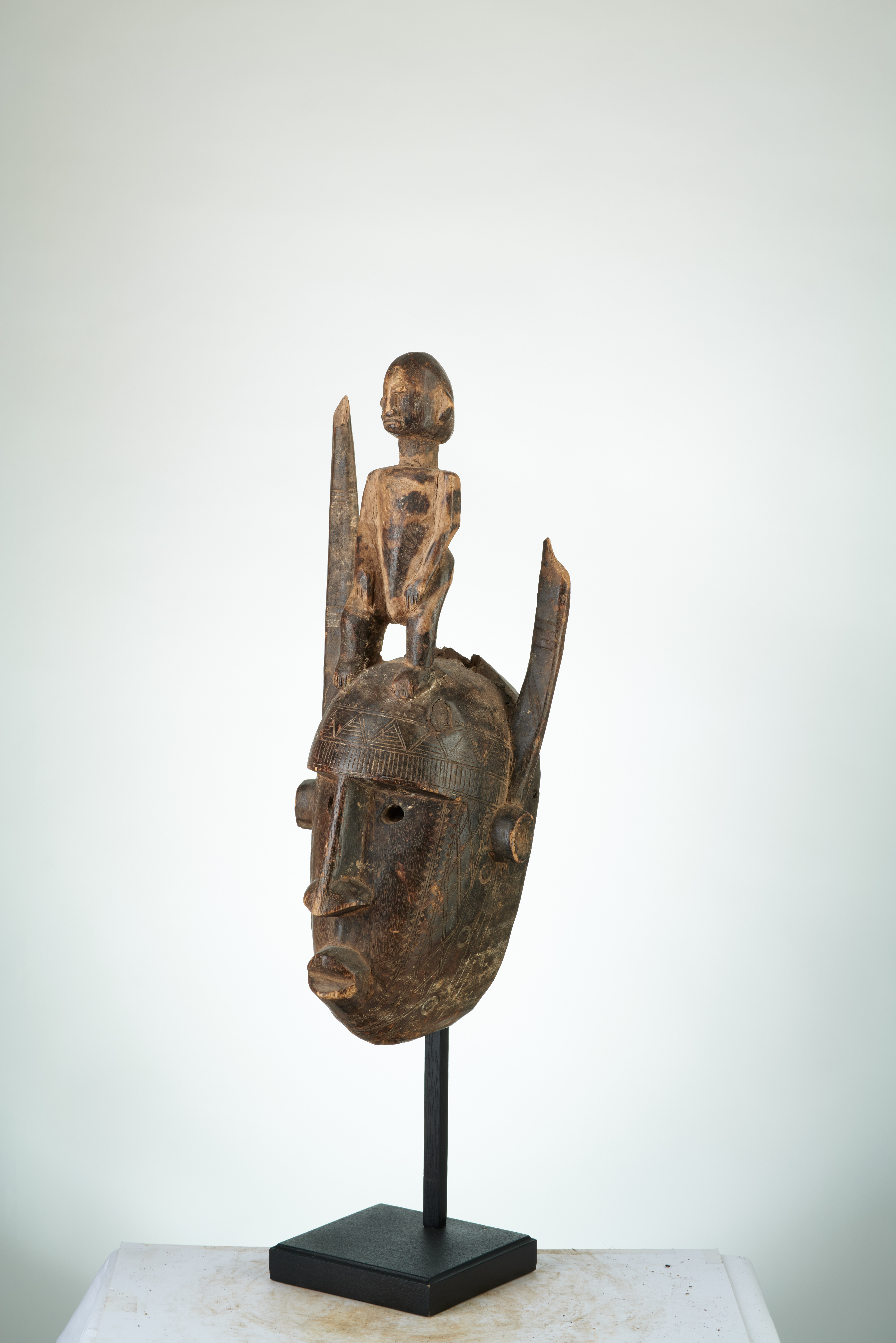 bambara(masque à statue), d`afrique : MALI, statuette bambara(masque à statue), masque ancien africain bambara(masque à statue), art du MALI - Art Africain, collection privées Belgique. Statue africaine de la tribu des bambara(masque à statue), provenant du MALI, 1856:Très beau masque Bambara portant un personnage audessus entre deux cornes et ayant subi des libations.Masque avec des scarifications sur le front et dans le visage.
H.52cm.(col Simon Duchatel de la Howarderie)
1ère moitié du 20eme sc.

Heel mooi Bambara masker met een man bovenop tussen twee horens.Het masker heeft offrandes 
ondergaan.Het heeft scarificaties op het voorhoofd en in het aangezicht.H.52cm.(Kol.Simon Duchatel de la Howarderie.)1ste helft 20ste eeuw.. art,culture,masque,statue,statuette,pot,ivoire,exposition,expo,masque original,masques,statues,statuettes,pots,expositions,expo,masques originaux,collectionneur d`art,art africain,culture africaine,masque africain,statue africaine,statuette africaine,pot africain,ivoire africain,exposition africain,expo africain,masque origina africainl,masques africains,statues africaines,statuettes africaines,pots africains,expositions africaines,expo africaines,masques originaux  africains,collectionneur d`art africain