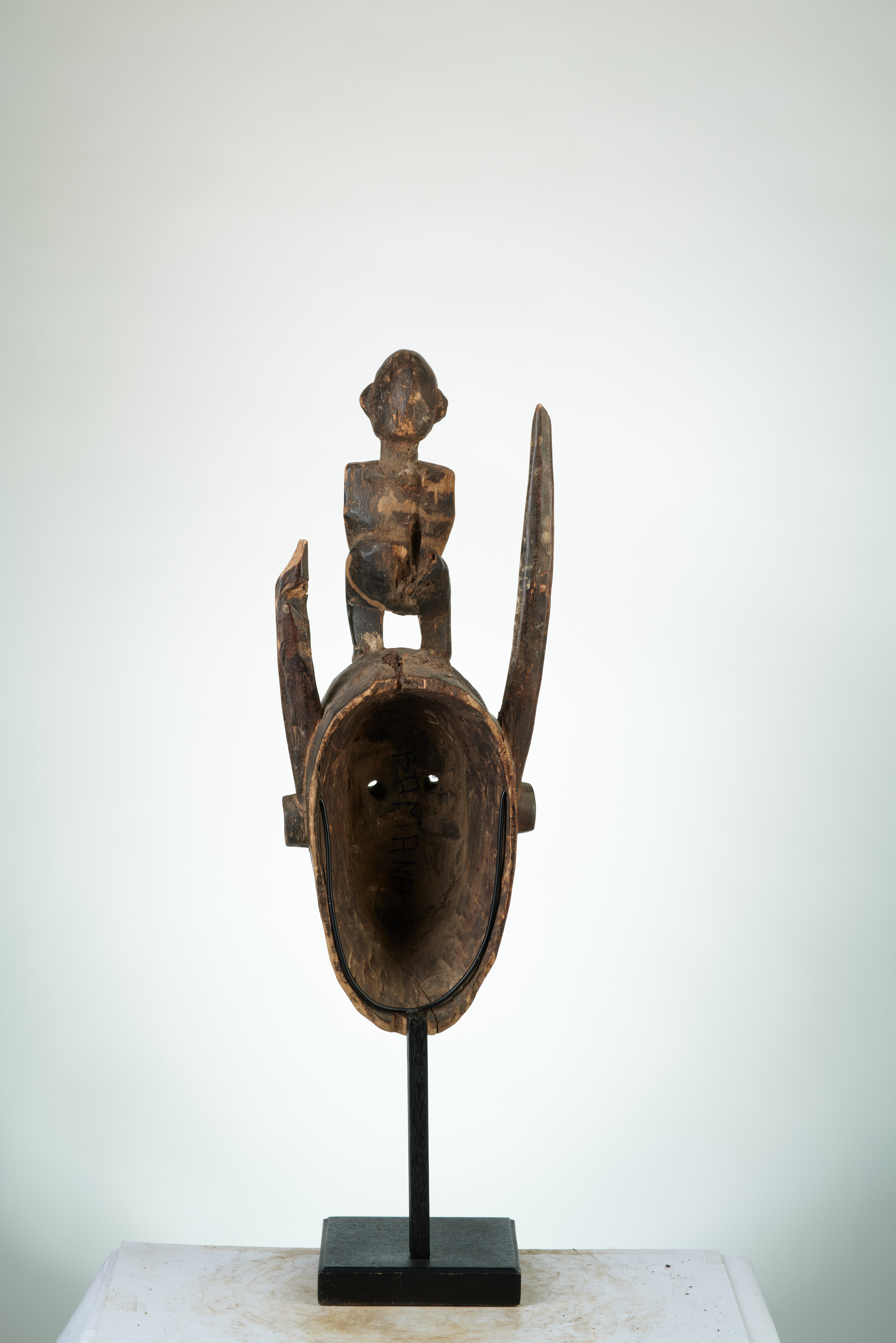 bambara(masque à statue), d`afrique : MALI, statuette bambara(masque à statue), masque ancien africain bambara(masque à statue), art du MALI - Art Africain, collection privées Belgique. Statue africaine de la tribu des bambara(masque à statue), provenant du MALI, 1856:Très beau masque Bambara portant un personnage audessus entre deux cornes et ayant subi des libations.Masque avec des scarifications sur le front et dans le visage.
H.52cm.(col Simon Duchatel de la Howarderie)
1ère moitié du 20eme sc.

Heel mooi Bambara masker met een man bovenop tussen twee horens.Het masker heeft offrandes 
ondergaan.Het heeft scarificaties op het voorhoofd en in het aangezicht.H.52cm.(Kol.Simon Duchatel de la Howarderie.)1ste helft 20ste eeuw.. art,culture,masque,statue,statuette,pot,ivoire,exposition,expo,masque original,masques,statues,statuettes,pots,expositions,expo,masques originaux,collectionneur d`art,art africain,culture africaine,masque africain,statue africaine,statuette africaine,pot africain,ivoire africain,exposition africain,expo africain,masque origina africainl,masques africains,statues africaines,statuettes africaines,pots africains,expositions africaines,expo africaines,masques originaux  africains,collectionneur d`art africain