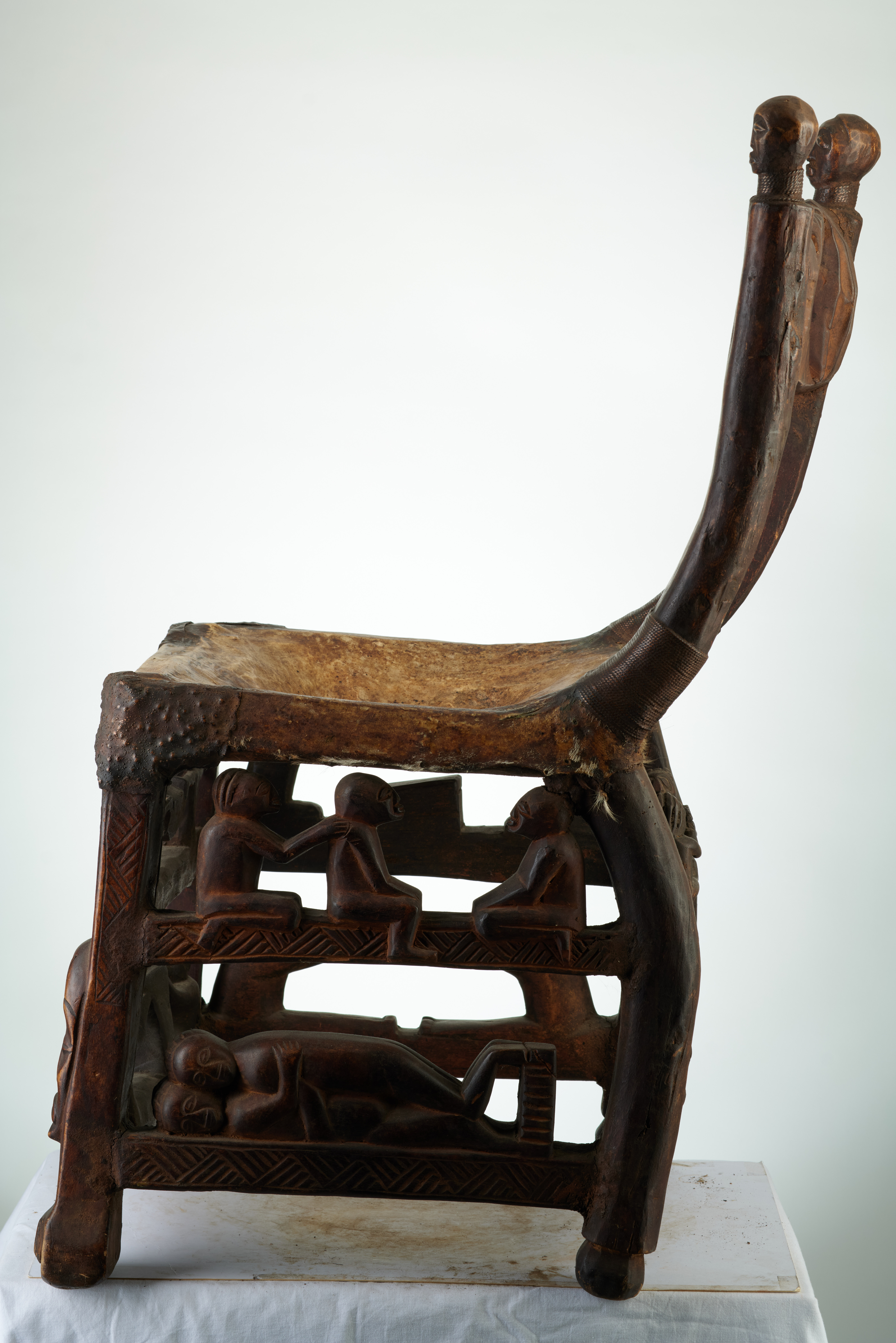 TCHOKWE (chaise), d`afrique : rep.dem.Congo, statuette TCHOKWE (chaise), masque ancien africain TCHOKWE (chaise), art du rep.dem.Congo - Art Africain, collection privées Belgique. Statue africaine de la tribu des TCHOKWE (chaise), provenant du rep.dem.Congo, 1869:Tres vieille chaise Tchokwe datant du 19eme sc.Elle est recouverte d