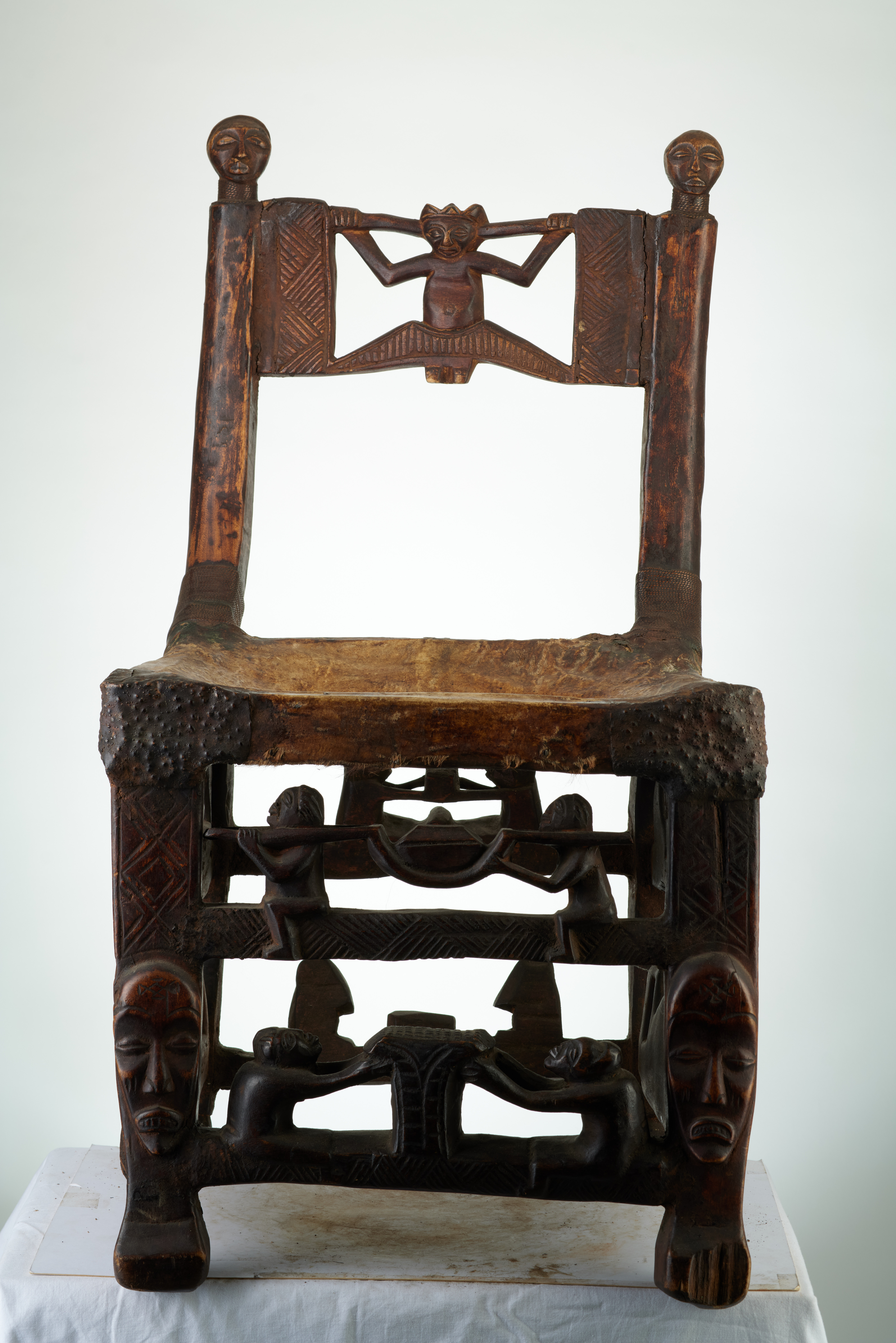 TCHOKWE (chaise), d`afrique : rep.dem.Congo, statuette TCHOKWE (chaise), masque ancien africain TCHOKWE (chaise), art du rep.dem.Congo - Art Africain, collection privées Belgique. Statue africaine de la tribu des TCHOKWE (chaise), provenant du rep.dem.Congo, 1869:Tres vieille chaise Tchokwe datant du 19eme sc.Elle est recouverte d