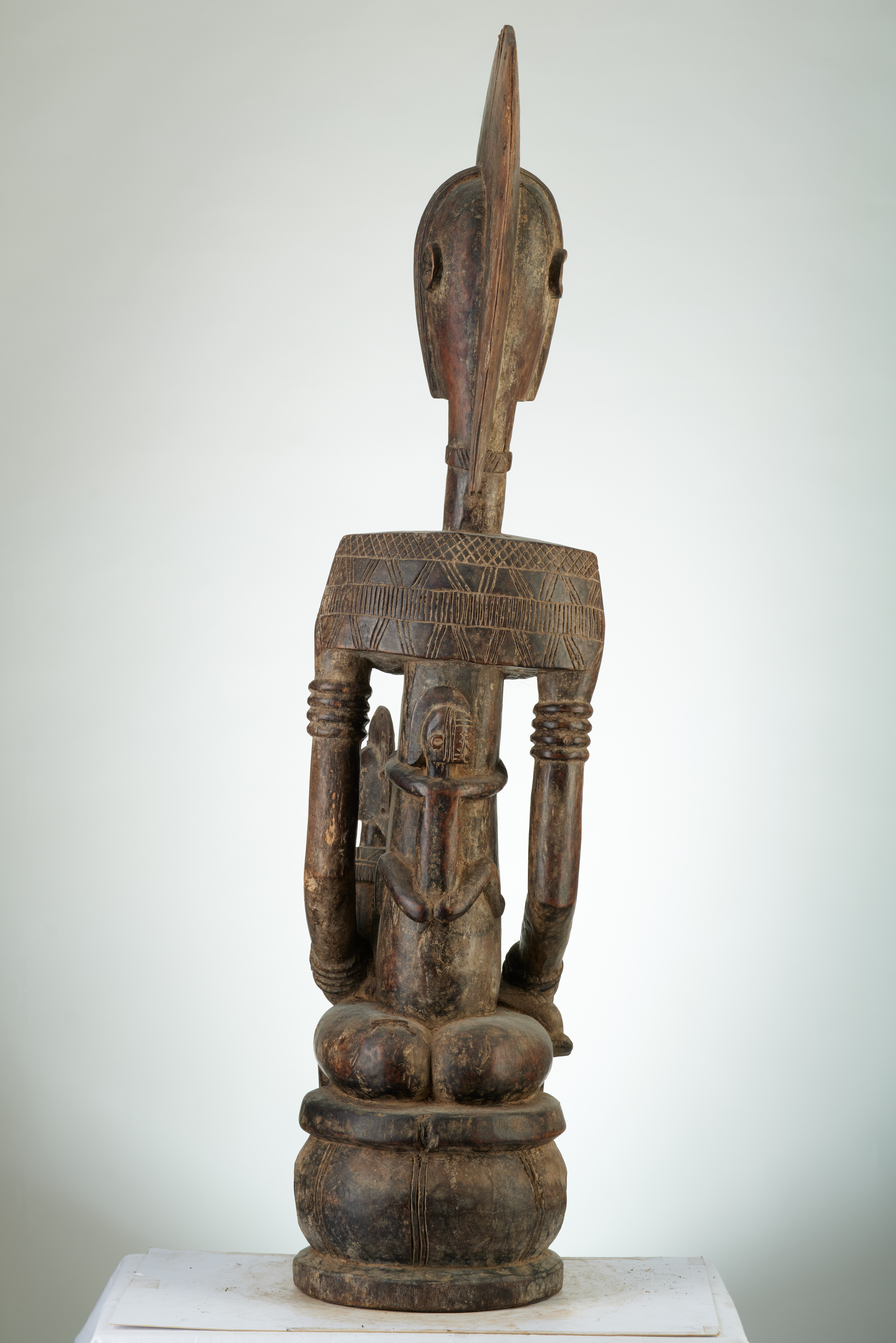 bambara (maternité assise), d`afrique : MALI, statuette bambara (maternité assise), masque ancien africain bambara (maternité assise), art du MALI - Art Africain, collection privées Belgique. Statue africaine de la tribu des bambara (maternité assise), provenant du MALI, 1879: Ancienne Maternité Bambara de la societé Guan appelée Guandoudou.H.100cm.Ancêtre qui porte son enfant sur ses genoux.coiffure en forme de crête. Fin 19eme début  20eme sc.
(col Simon Duchastel de la Howarderie)

Oud Bambara moederschap GUANDOUDOU,voorouder met een kind op haar schoot.Haartooi in kamvorm,zware borsten H100cm.. art,culture,masque,statue,statuette,pot,ivoire,exposition,expo,masque original,masques,statues,statuettes,pots,expositions,expo,masques originaux,collectionneur d`art,art africain,culture africaine,masque africain,statue africaine,statuette africaine,pot africain,ivoire africain,exposition africain,expo africain,masque origina africainl,masques africains,statues africaines,statuettes africaines,pots africains,expositions africaines,expo africaines,masques originaux  africains,collectionneur d`art africain
