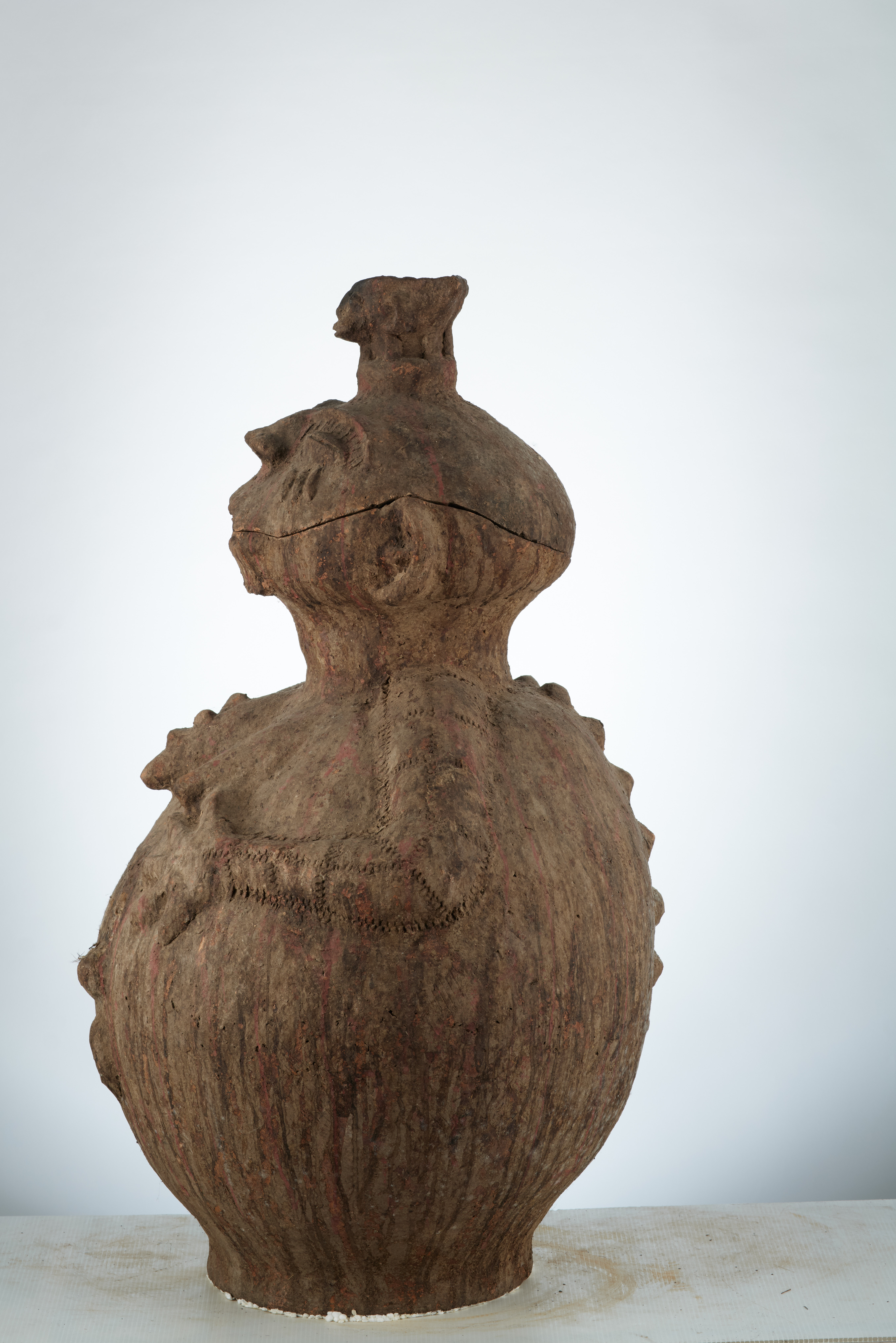 Mossi( vases à couvercle), d`afrique : Burkina Fasso, statuette Mossi( vases à couvercle), masque ancien africain Mossi( vases à couvercle), art du Burkina Fasso - Art Africain, collection privées Belgique. Statue africaine de la tribu des Mossi( vases à couvercle), provenant du Burkina Fasso, 1906:Fétiche Mossi anthropomorphe en terre cuite.Une caraffe  représentant une ancêtre Sur la tête un couvercle avec un récipiant pour recevoir les offrandes.Les bras soutiennent les seins Le vagin est bien visible.Le fétiche a subit beaucoup de libations.Voir n°1905 (col. Simon Duchastel de la Howarderie.). art,culture,masque,statue,statuette,pot,ivoire,exposition,expo,masque original,masques,statues,statuettes,pots,expositions,expo,masques originaux,collectionneur d`art,art africain,culture africaine,masque africain,statue africaine,statuette africaine,pot africain,ivoire africain,exposition africain,expo africain,masque origina africainl,masques africains,statues africaines,statuettes africaines,pots africains,expositions africaines,expo africaines,masques originaux  africains,collectionneur d`art africain