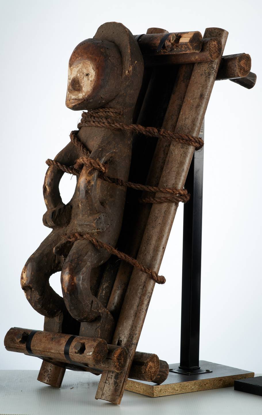 Mbole (pendu)n°1993, d`afrique : R.D.C., statuette Mbole (pendu)n°1993, masque ancien africain Mbole (pendu)n°1993, art du R.D.C. - Art Africain, collection privées Belgique. Statue africaine de la tribu des Mbole (pendu)n°1993, provenant du R.D.C., 1993:Très rare statue  complète; Mbolé condamné à mort attaché avec des cordes sur une civière.(col.Minga Zaire)voir n1889



. art,culture,masque,statue,statuette,pot,ivoire,exposition,expo,masque original,masques,statues,statuettes,pots,expositions,expo,masques originaux,collectionneur d`art,art africain,culture africaine,masque africain,statue africaine,statuette africaine,pot africain,ivoire africain,exposition africain,expo africain,masque origina africainl,masques africains,statues africaines,statuettes africaines,pots africains,expositions africaines,expo africaines,masques originaux  africains,collectionneur d`art africain