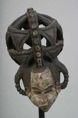 Igbo(masque), d`afrique : Nigéria, statuette Igbo(masque), masque ancien africain Igbo(masque), art du Nigéria - Art Africain, collection privées Belgique. Statue africaine de la tribu des Igbo(masque), provenant du Nigéria, 208/730.Très beau masque Igbo à visage blanc et donc féminin.Les Igbo vénèrent la nature,surtout le grand Dieu Chukwu.La principale divinité tutélaire est la terre,d